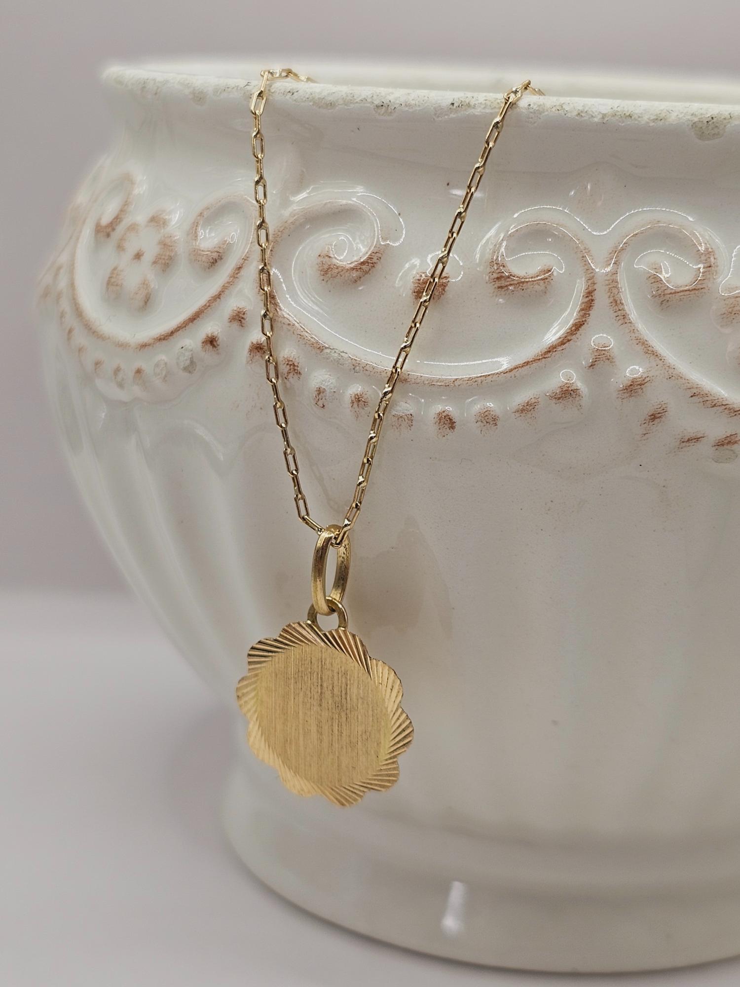 Cadena limada 60 cm y colgante disco flor 17 mm 3.4 grs Oro 18k  5