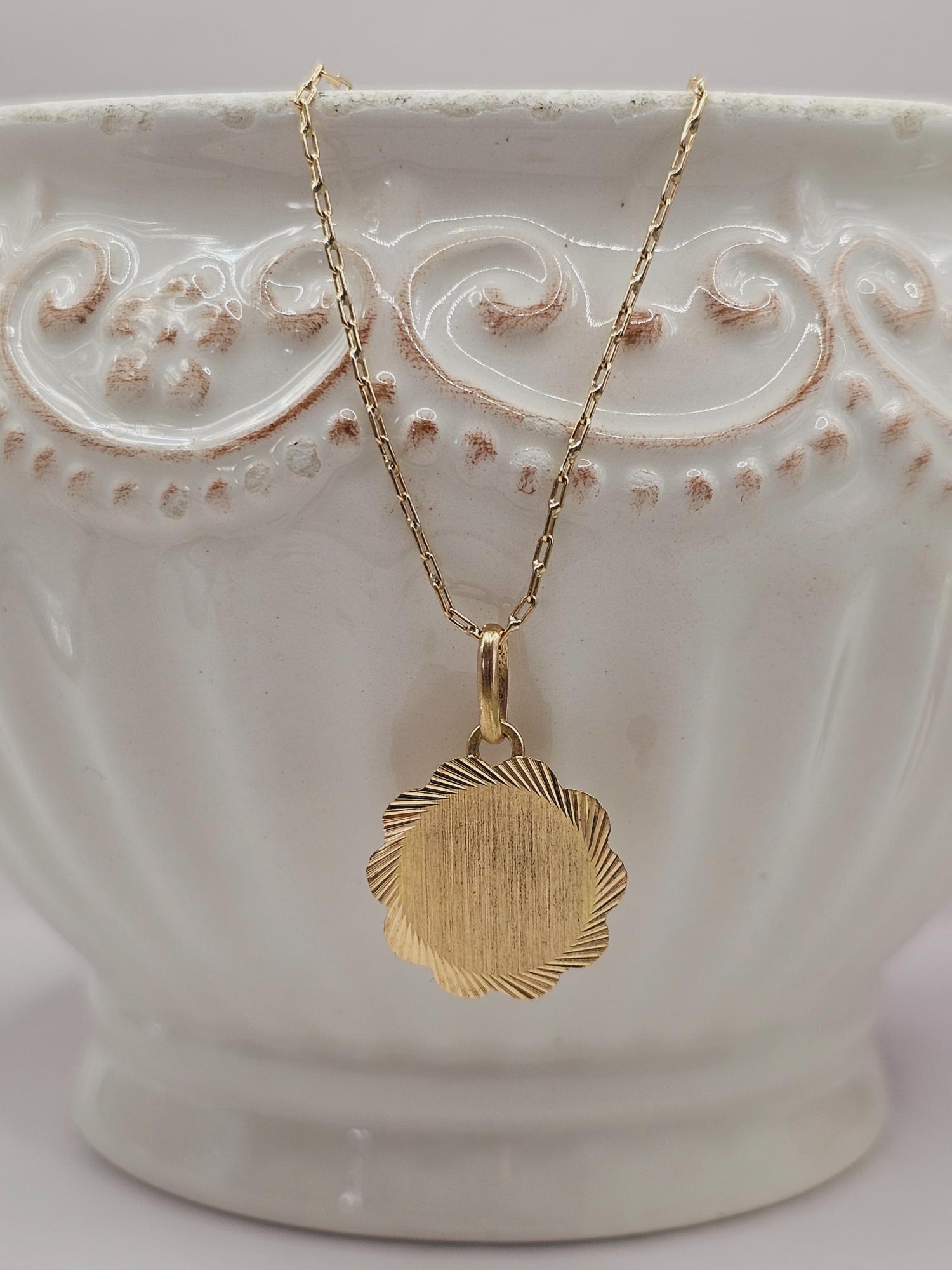 Cadena limada 60 cm y colgante disco flor 17 mm 3.4 grs Oro 18k  6