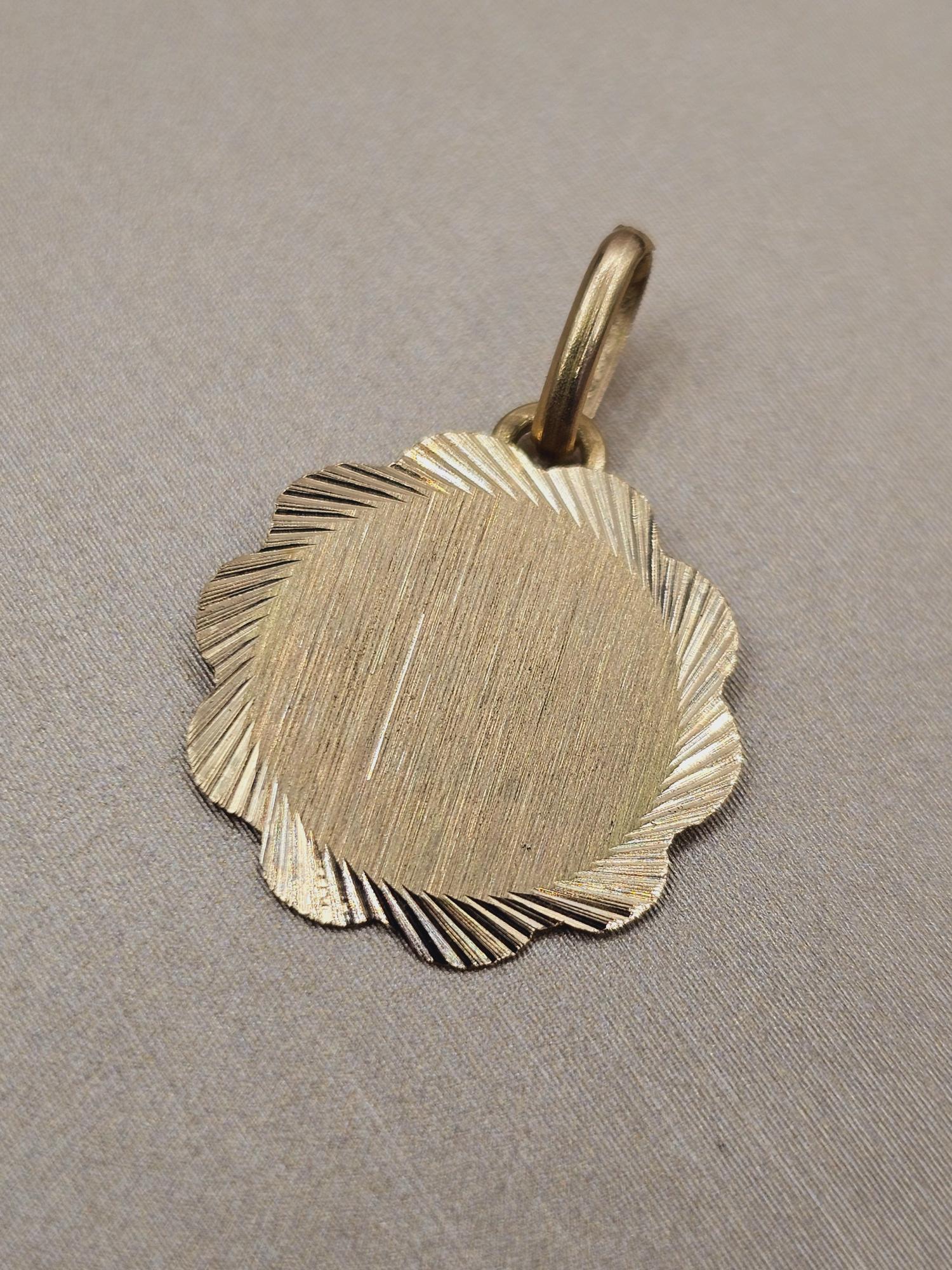 Colgante disco flor 17 mm 1.2 grs Oro 18k  1