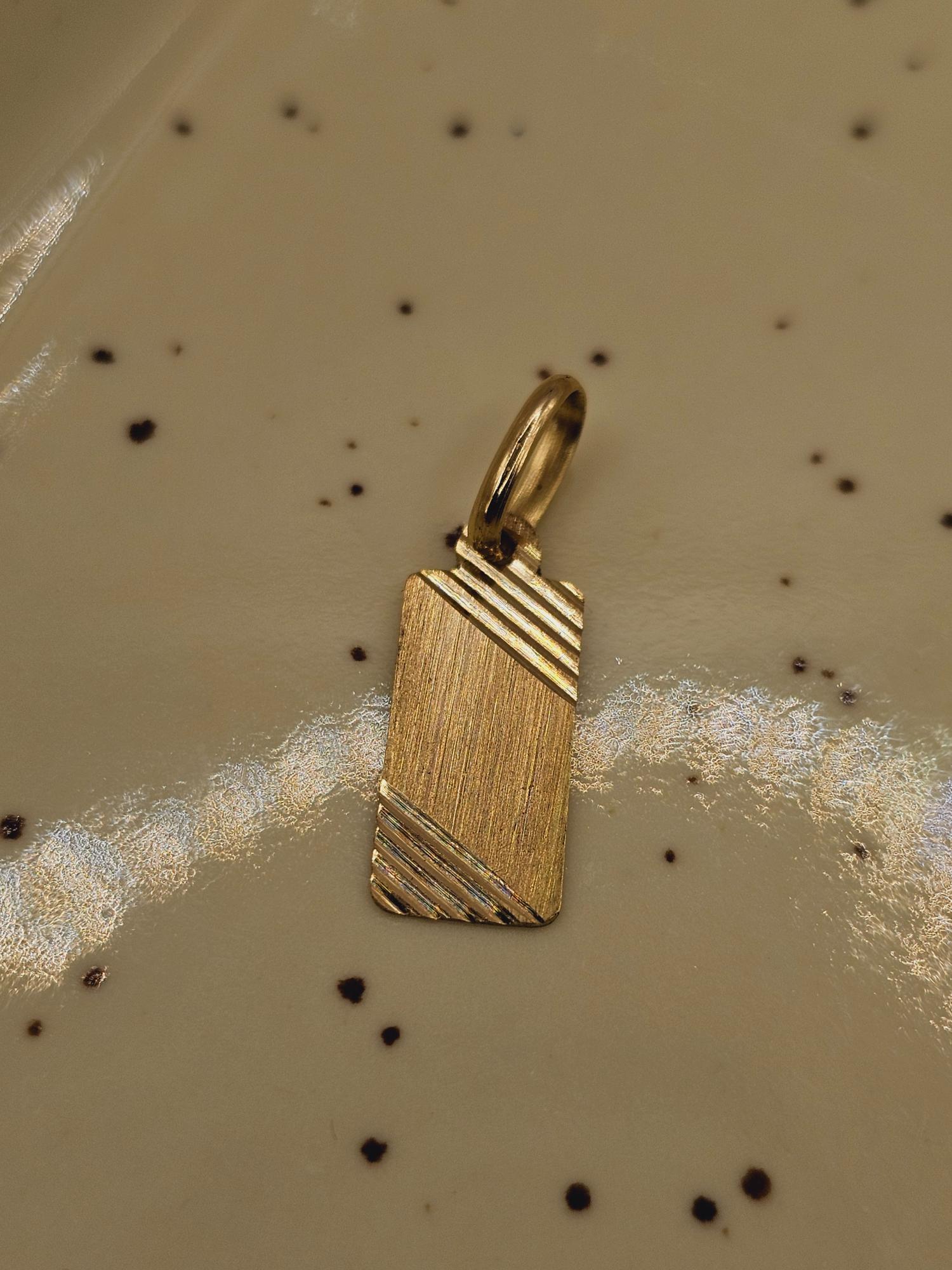 Colgante placa satinada 2 cm 0.6 grs Oro 18k 3