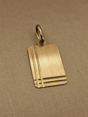 Colgante placa satinada 2.4 cm 1.2 grs Oro 18k