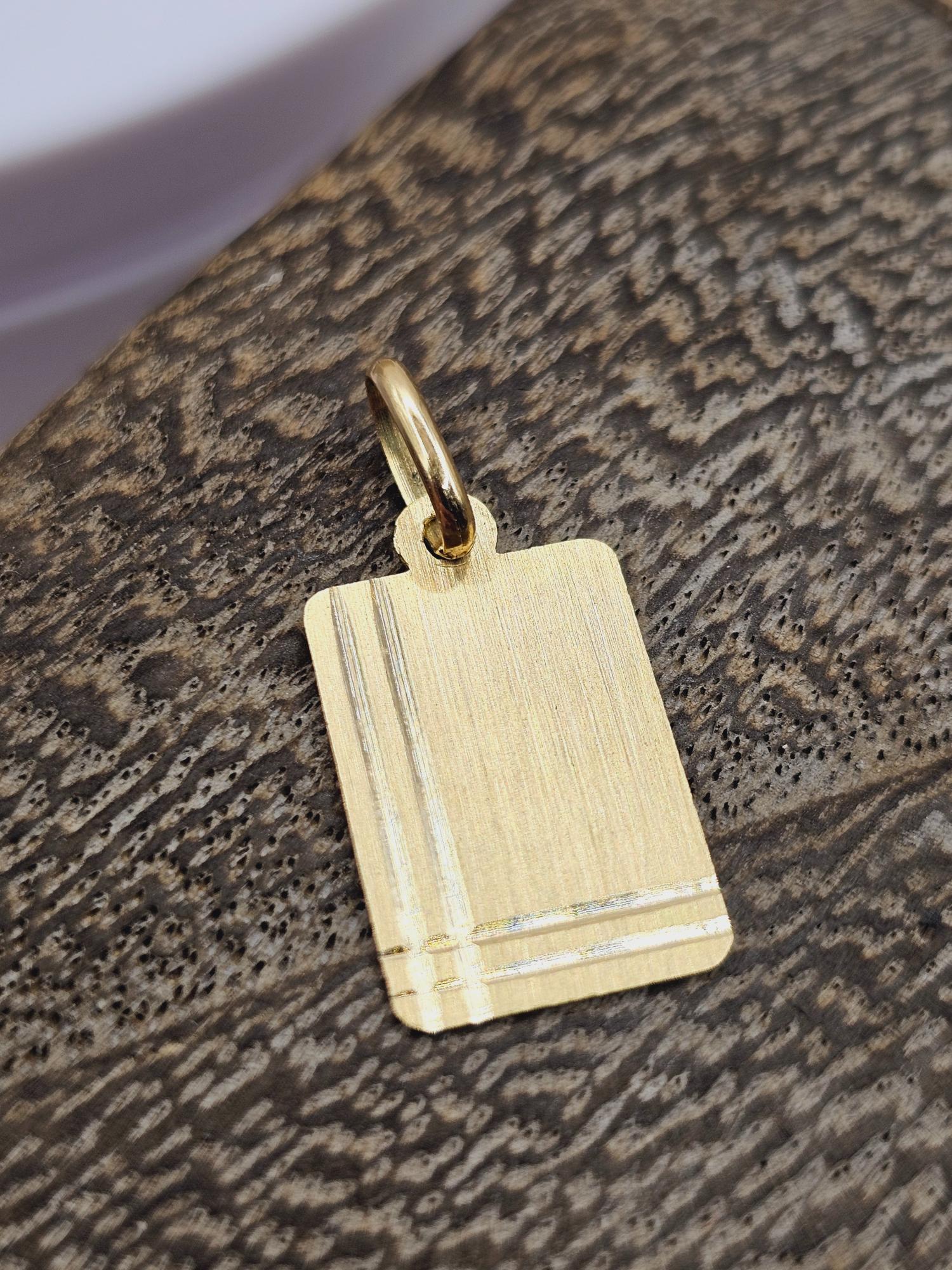 Colgante placa satinada 2.4 cm 1.2 grs Oro 18k 3