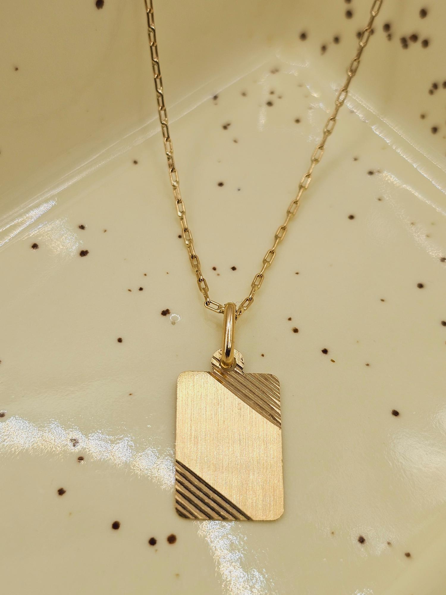 Cadena limada 50 cm y placa satinada 23 mm 3.2 grs Oro 18k 4