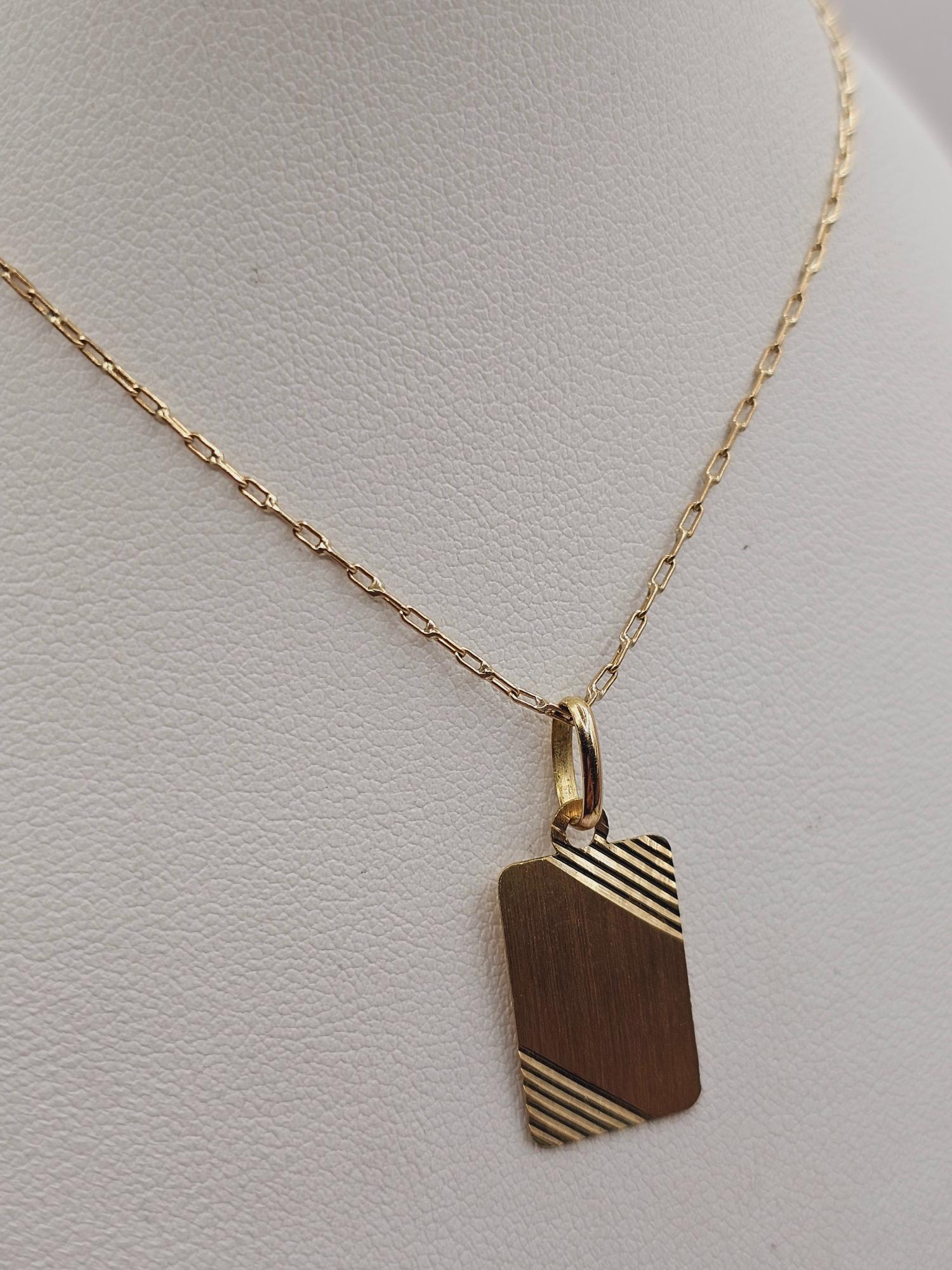 Cadena limada 50 cm y placa satinada 23 mm 3.2 grs Oro 18k 5