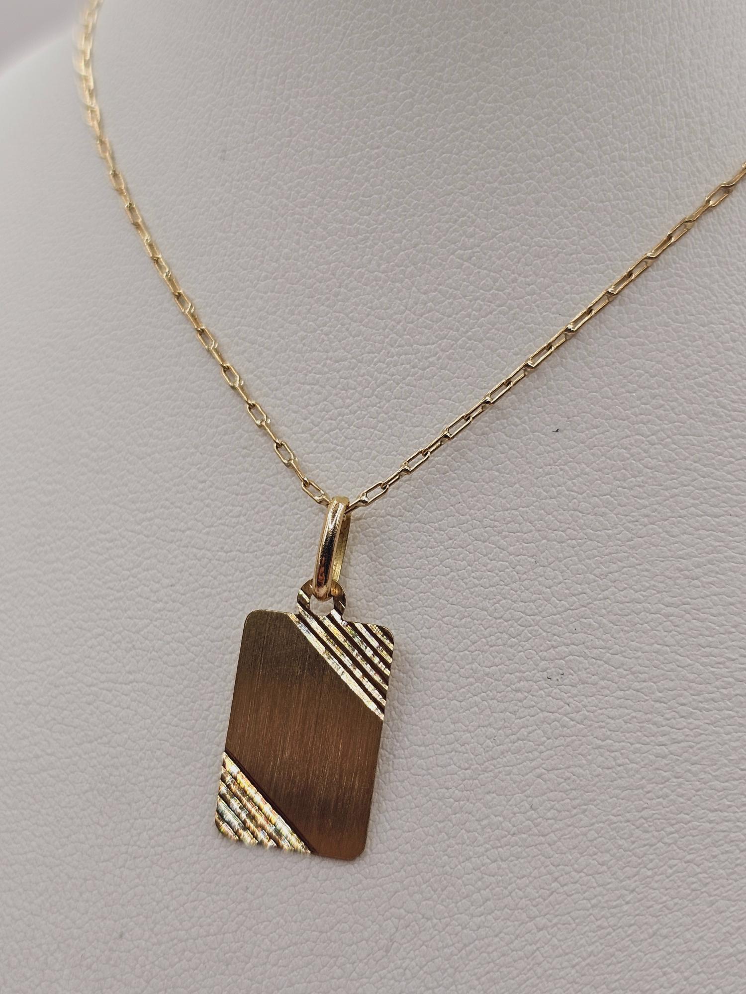 Cadena limada 50 cm y placa satinada 23 mm 3.2 grs Oro 18k 2