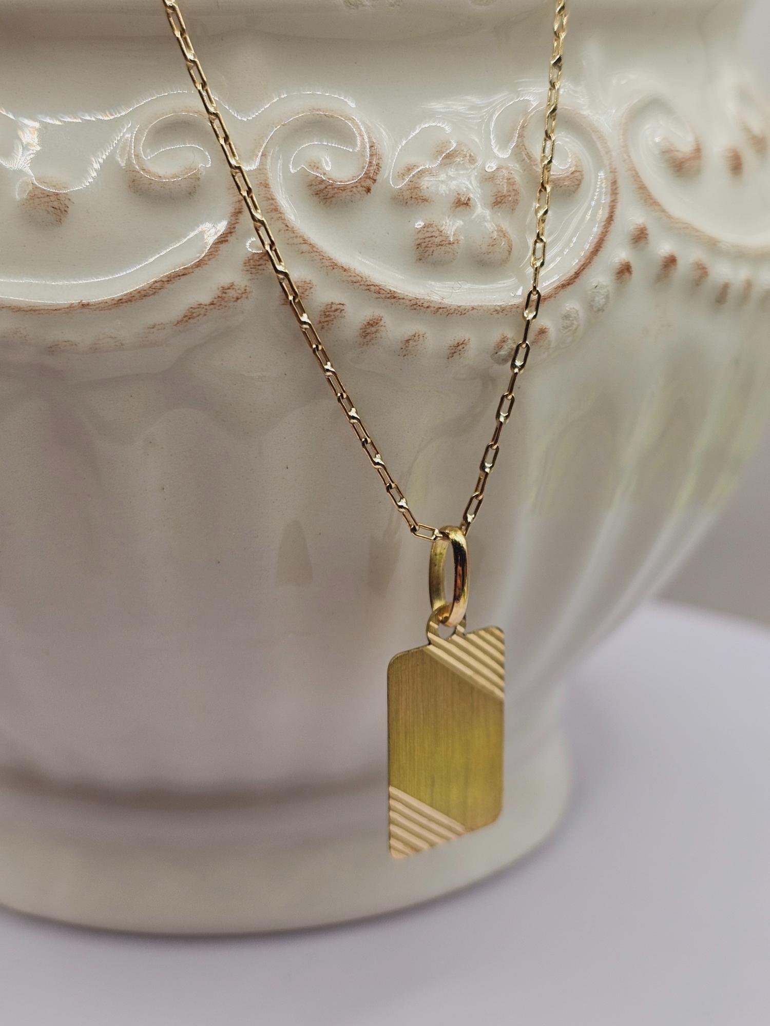 Cadena limada 50 cm y placa satinada 23 mm 3.2 grs Oro 18k 3