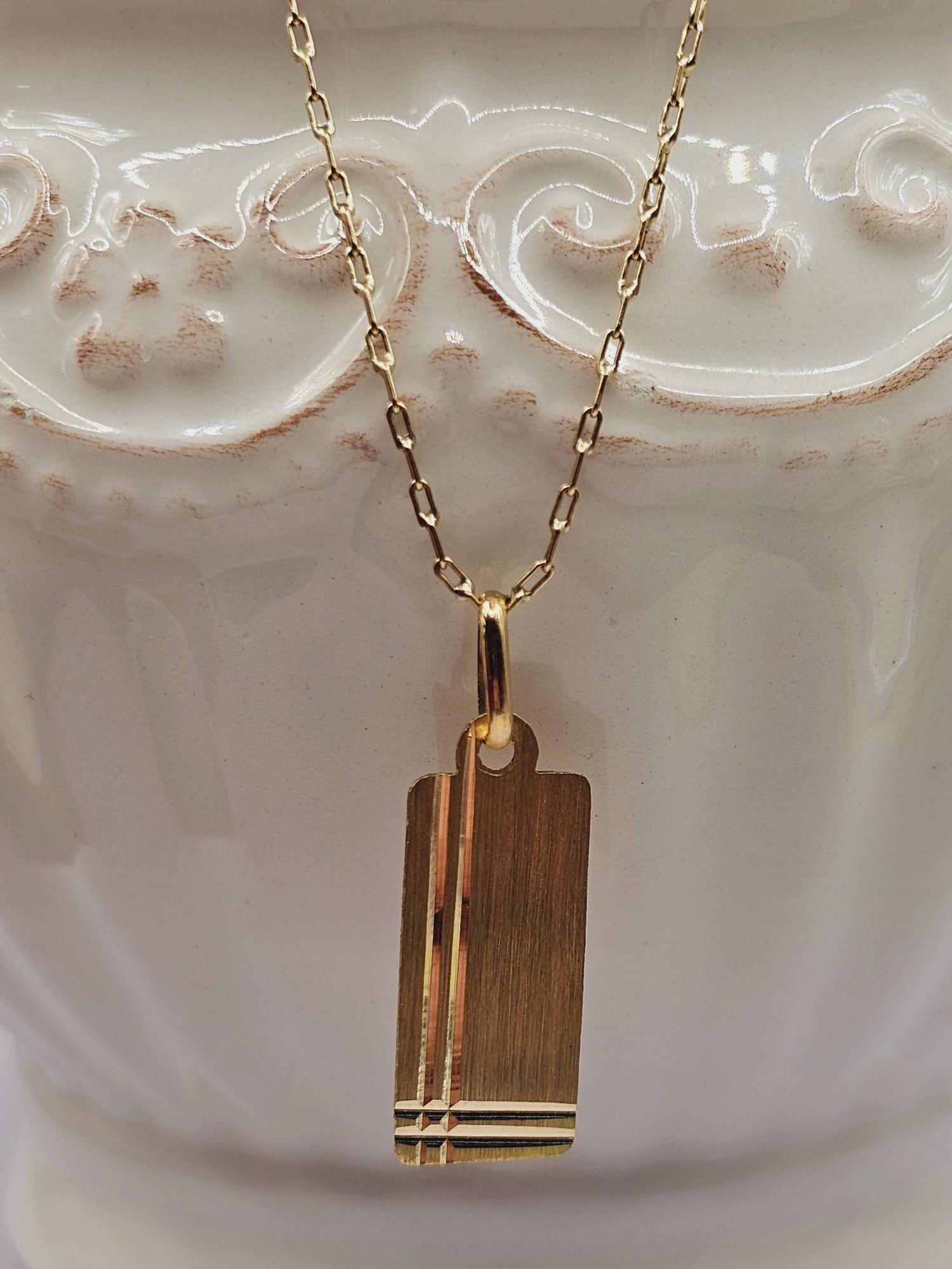 Cadena limada 50 cm y colgante placa tallada 26 mm 3.1 grs Oro 18k  2