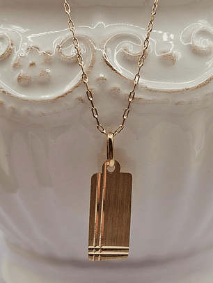Cadena limada 50 cm y colgante placa tallada 26 mm 3.1 grs Oro 18k 