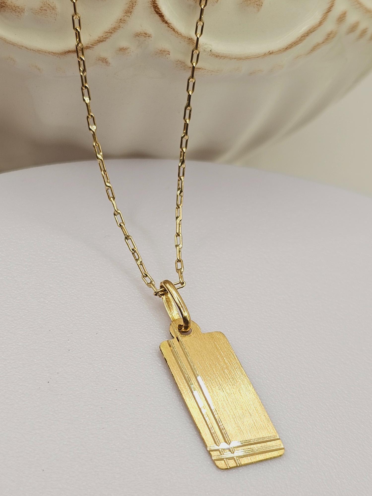 Cadena limada 50 cm y colgante placa tallada 26 mm 3.1 grs Oro 18k  3