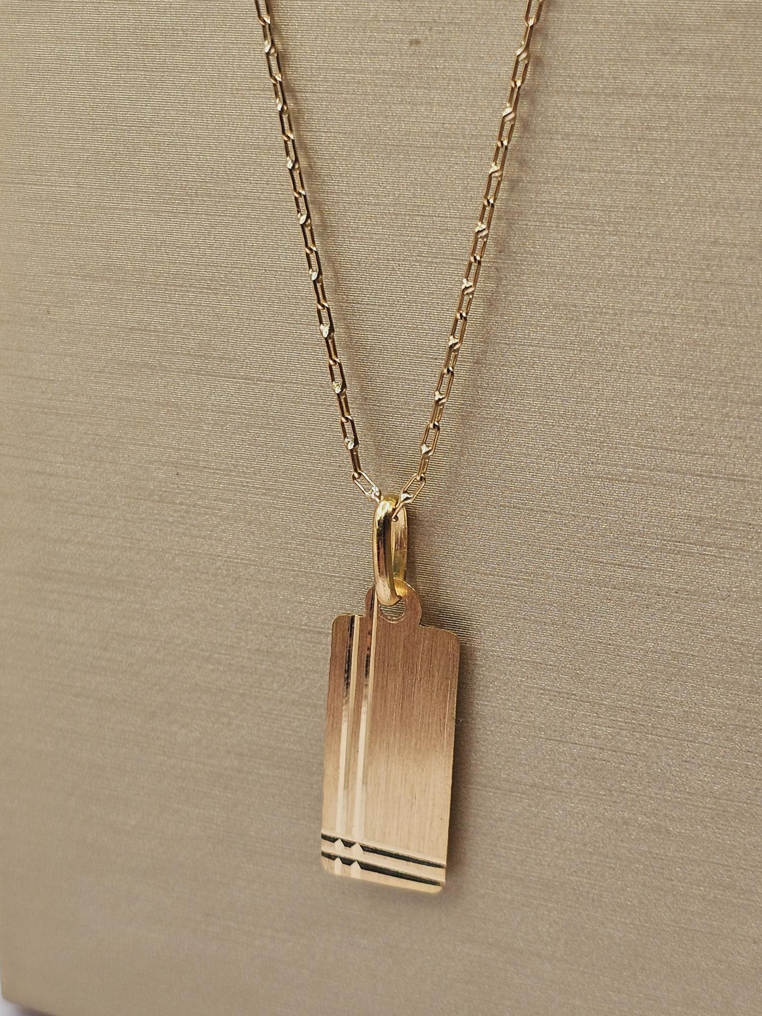 Cadena limada 50 cm y colgante placa tallada 26 mm 3.1 grs Oro 18k  1