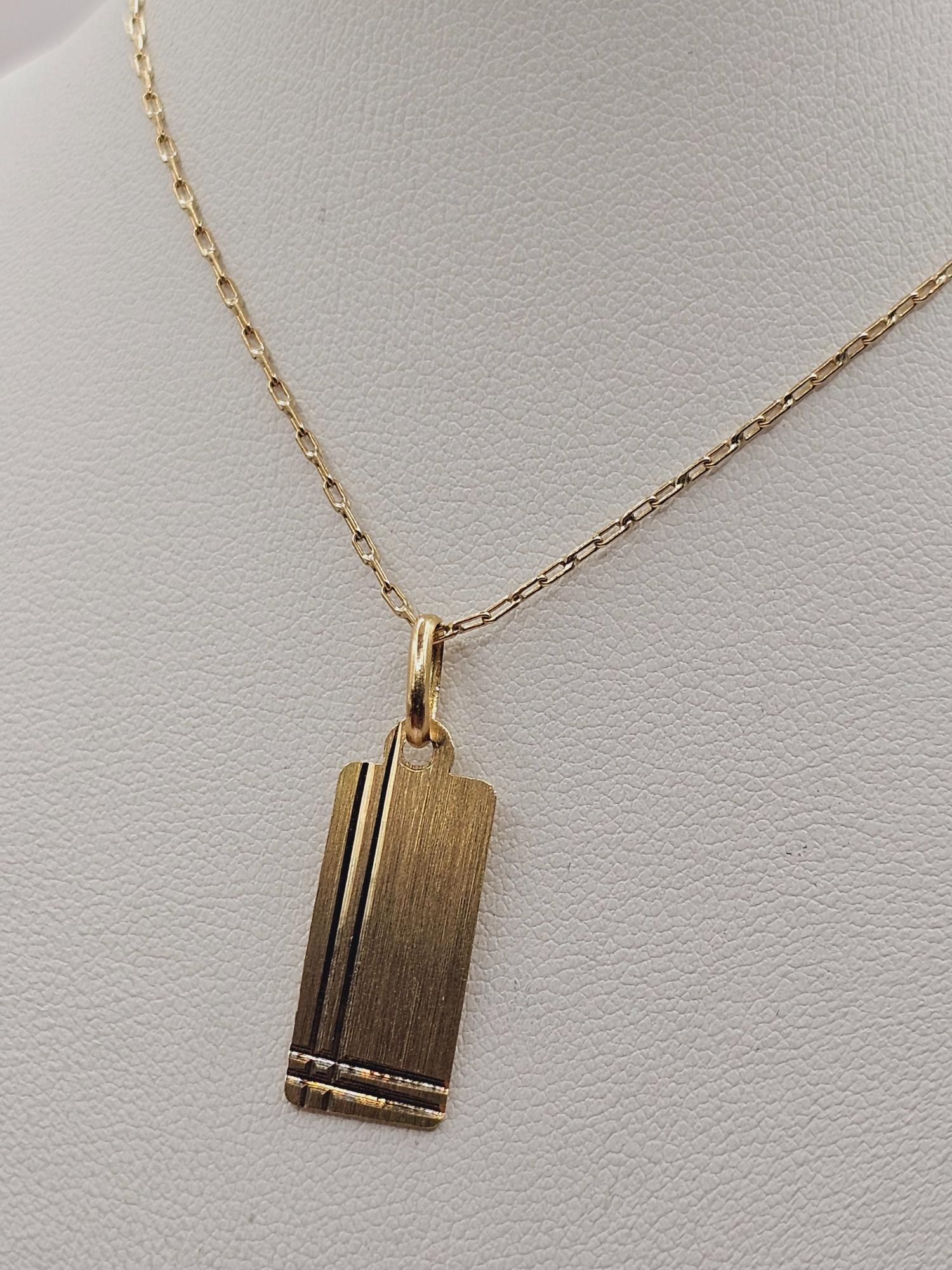 Cadena limada 50 cm y colgante placa tallada 26 mm 3.1 grs Oro 18k  4