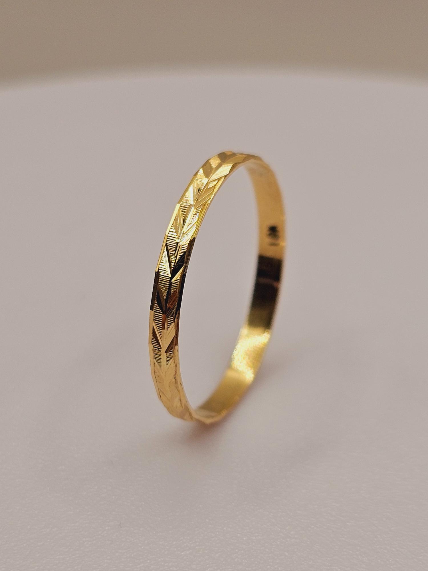 Ilusión tallada espiga 2 mm 1.1 grs Oro 18k 3