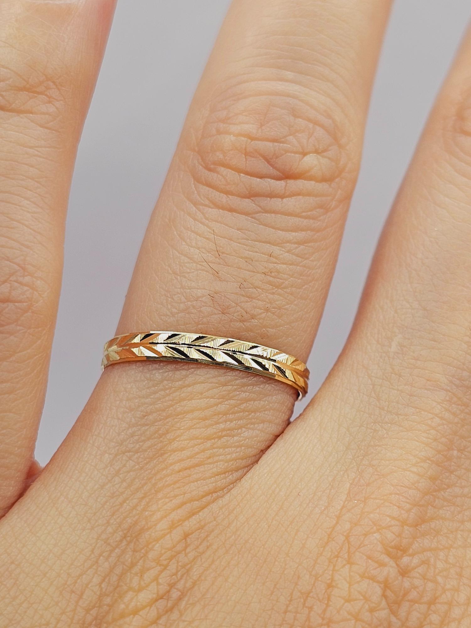 Ilusión tallada espiga 2 mm 1.1 grs Oro 18k 2