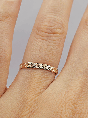 Ilusión tallada espiga 2 mm 1.1 grs Oro 18k