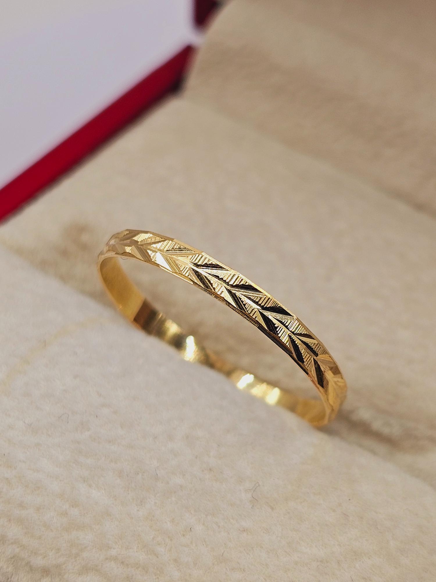 Ilusión tallada espiga 2 mm 1.1 grs Oro 18k 4