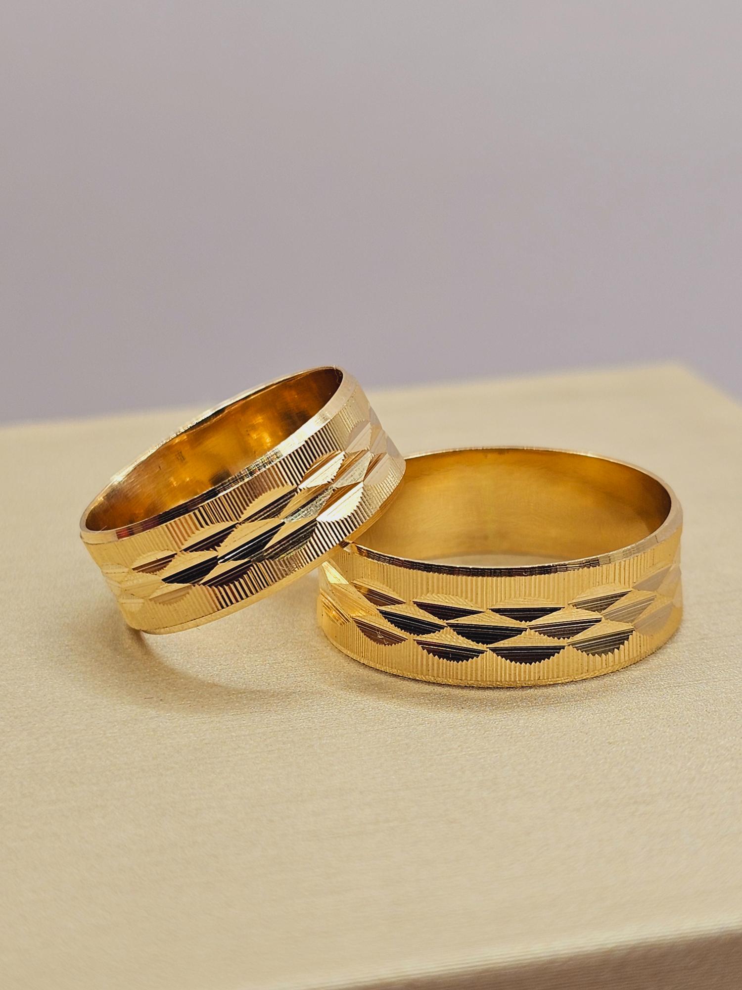 Argollas de matrimonio satinada hojas centro 7 mm 8 grs Oro 18k 3