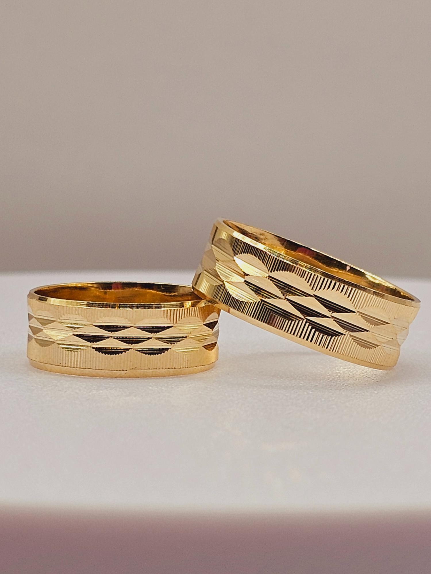 Argollas de matrimonio satinada hojas centro 7 mm 8 grs Oro 18k 6