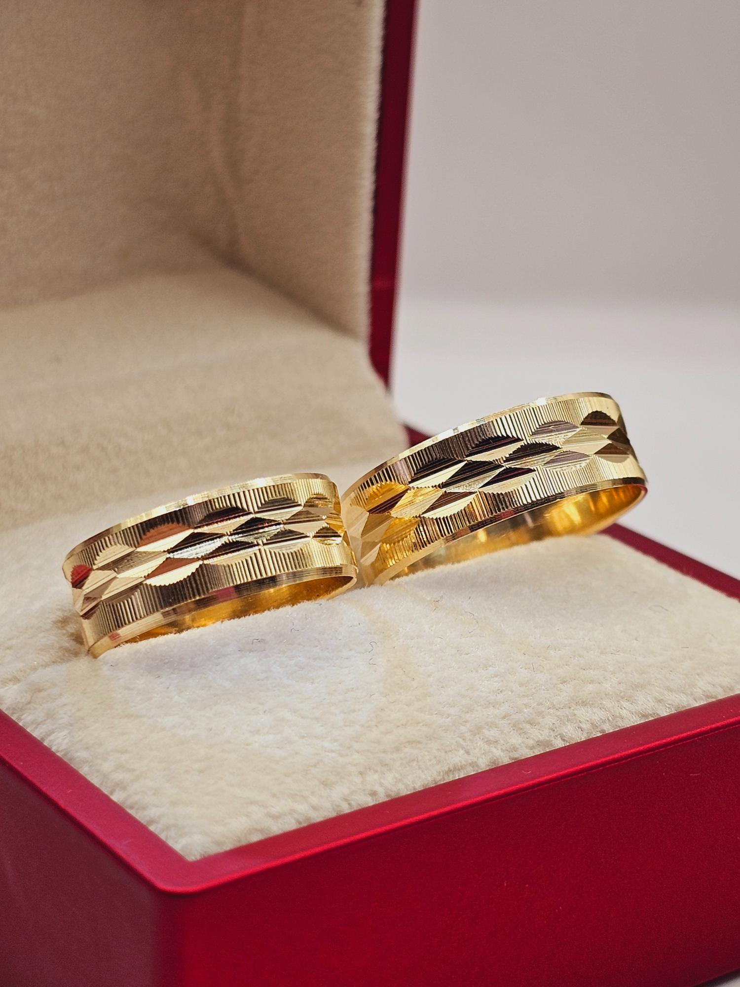 Argollas de matrimonio satinada hojas centro 7 mm 8 grs Oro 18k 4