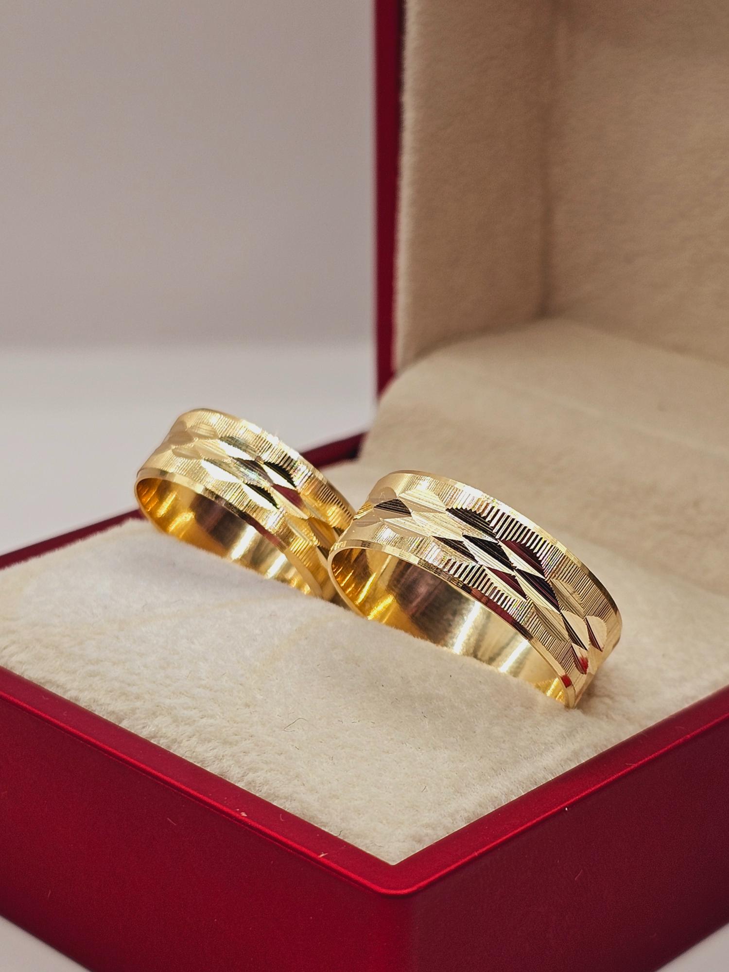 Argollas de matrimonio satinada hojas centro 7 mm 8 grs Oro 18k 5