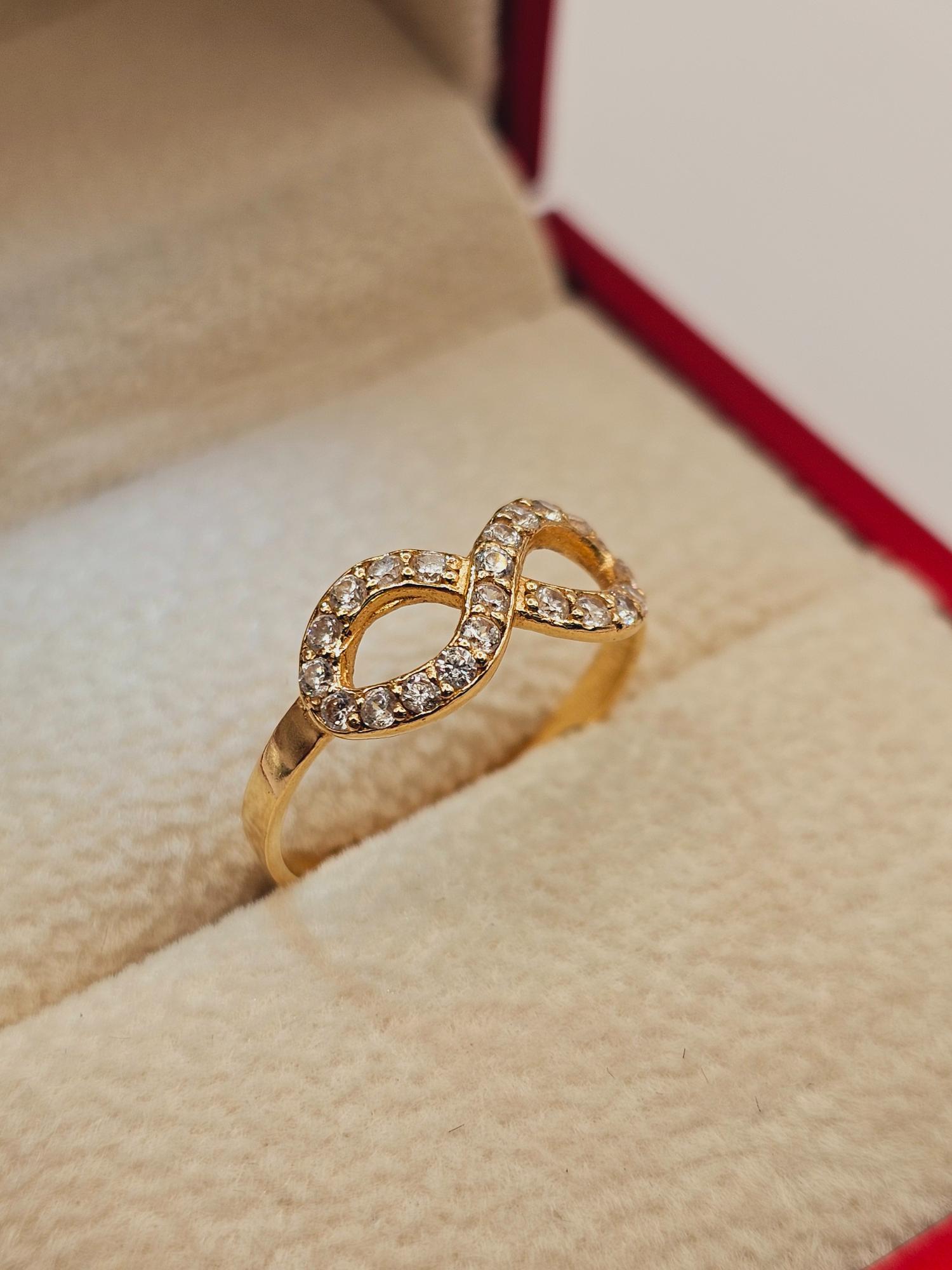 Anillo infinito con circones 1.7 grs Oro 18k 1