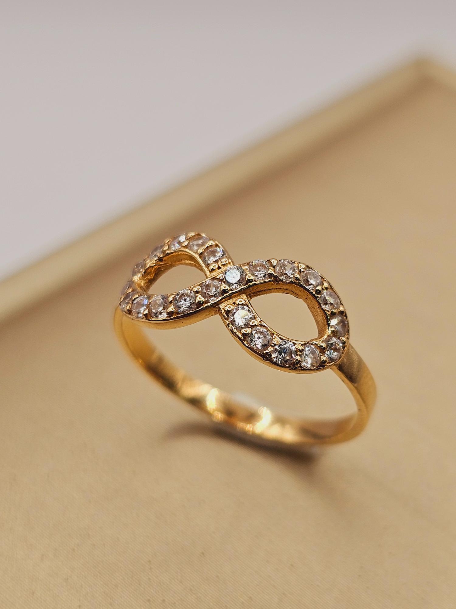Anillo infinito con circones 1.7 grs Oro 18k 6