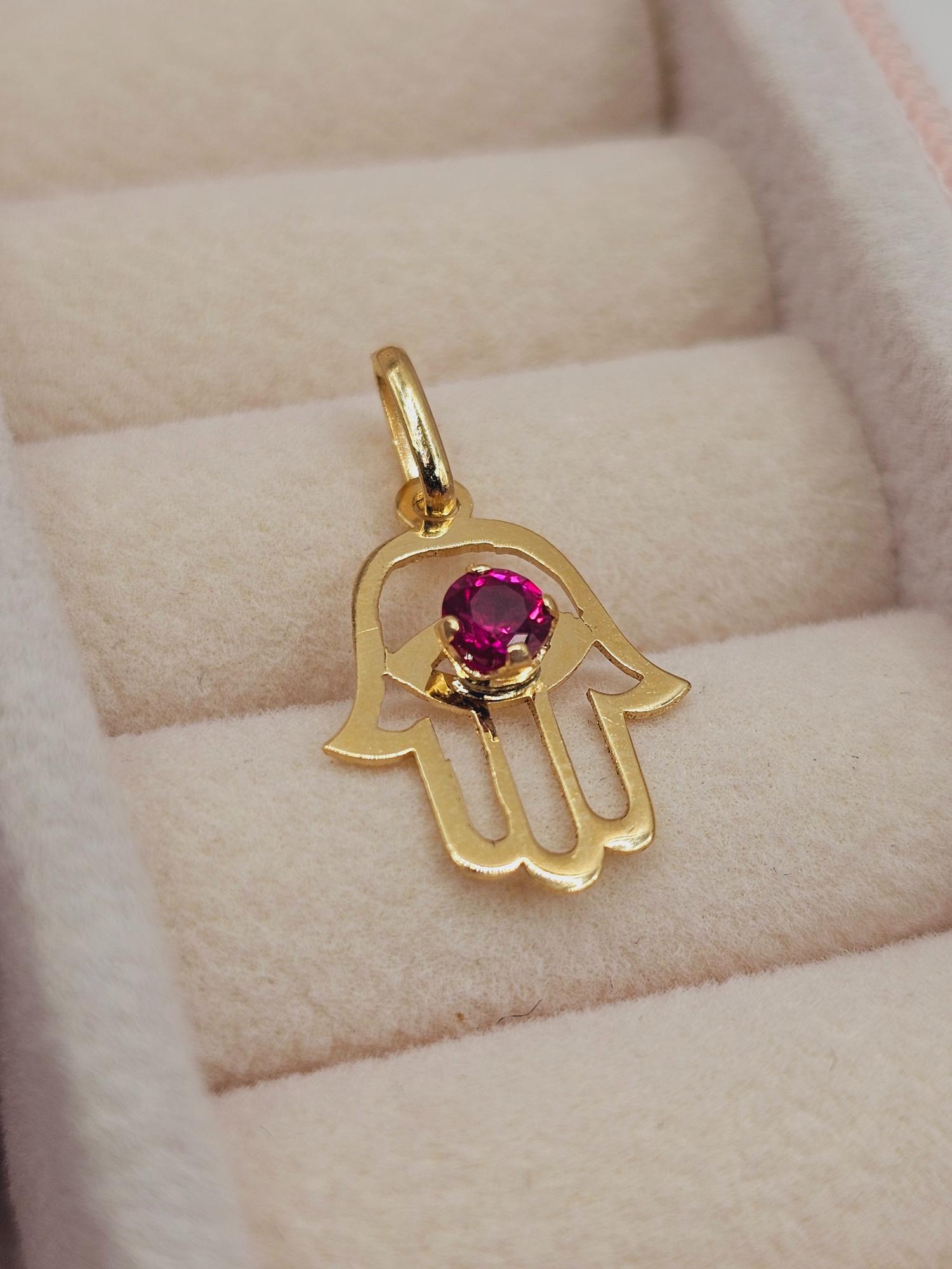 Colgante mano de fátima rubí 2.1 cm 1 gr Oro 18k 1