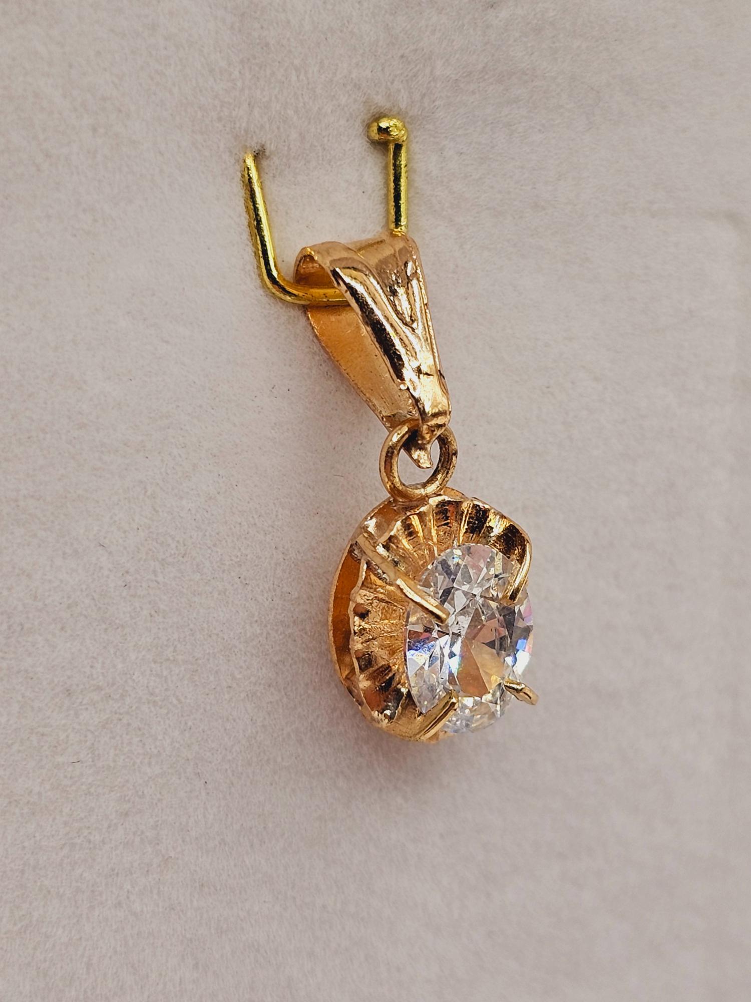 Colgante chaton circón ovalado 2 cm 1.1 grs Oro 18k 1