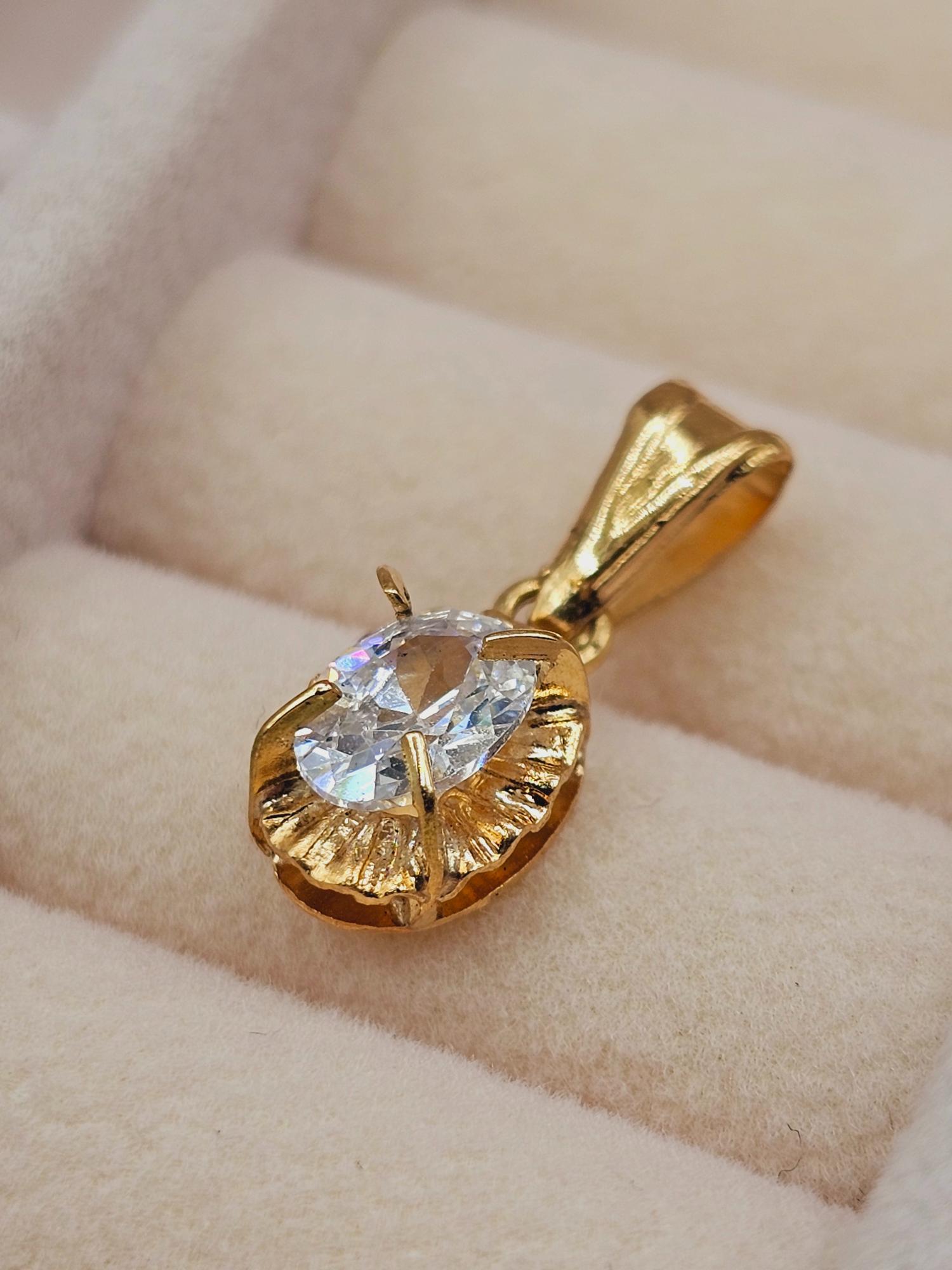 Colgante chaton circón ovalado 2 cm 1.1 grs Oro 18k 2