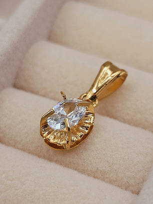 Colgante chaton circón ovalado 2 cm 1.1 grs Oro 18k