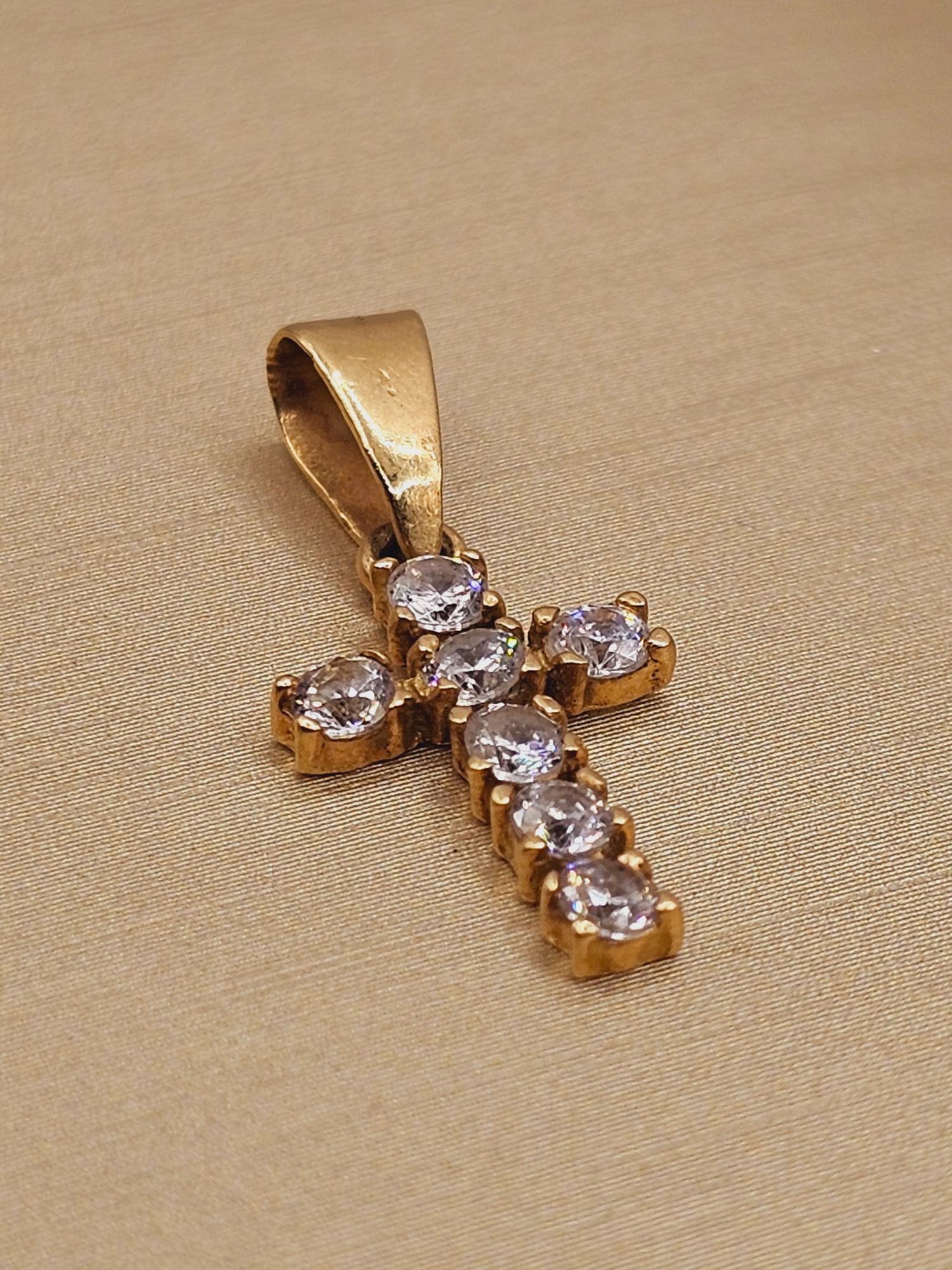 Colgante cruz con circones 2.3 cm 1.1 grs Oro 18k 3