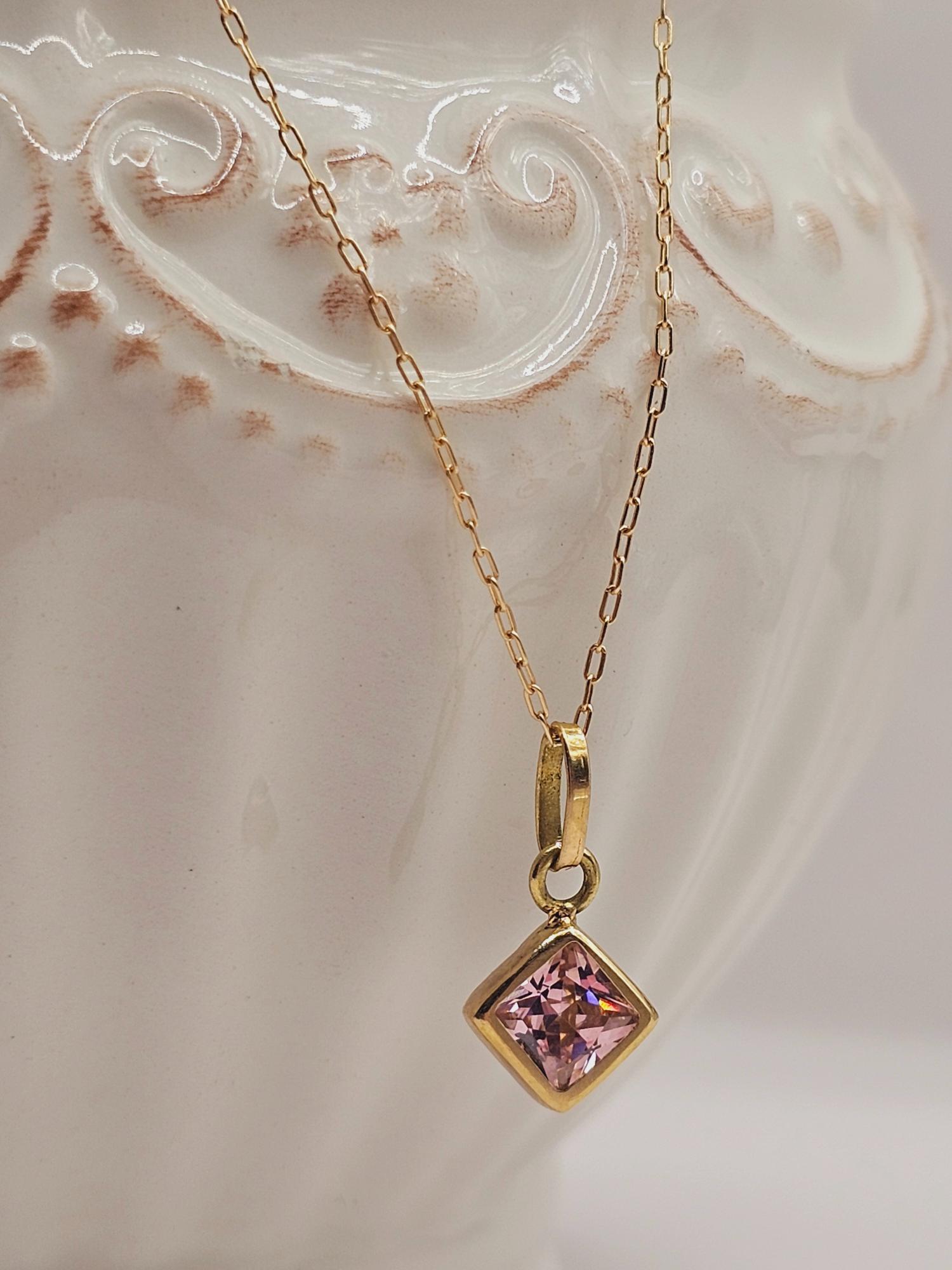 Cadena limada 50 cm y colgante rombo rosa de Francia 1.8 cm 2 grs Oro 18k 1