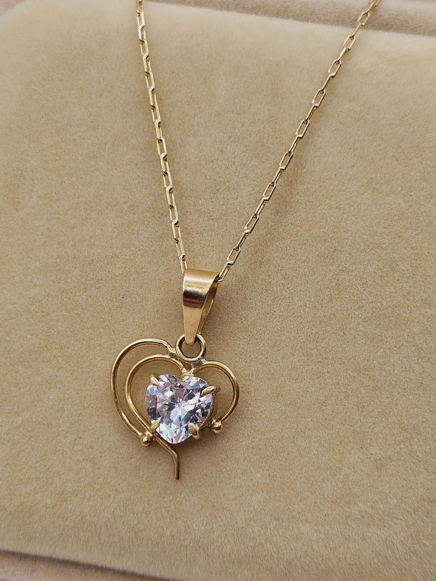 Cadena limada 50 cm y colgante corazón circon 2.4 cm 3.4 grs Oro 18k 2