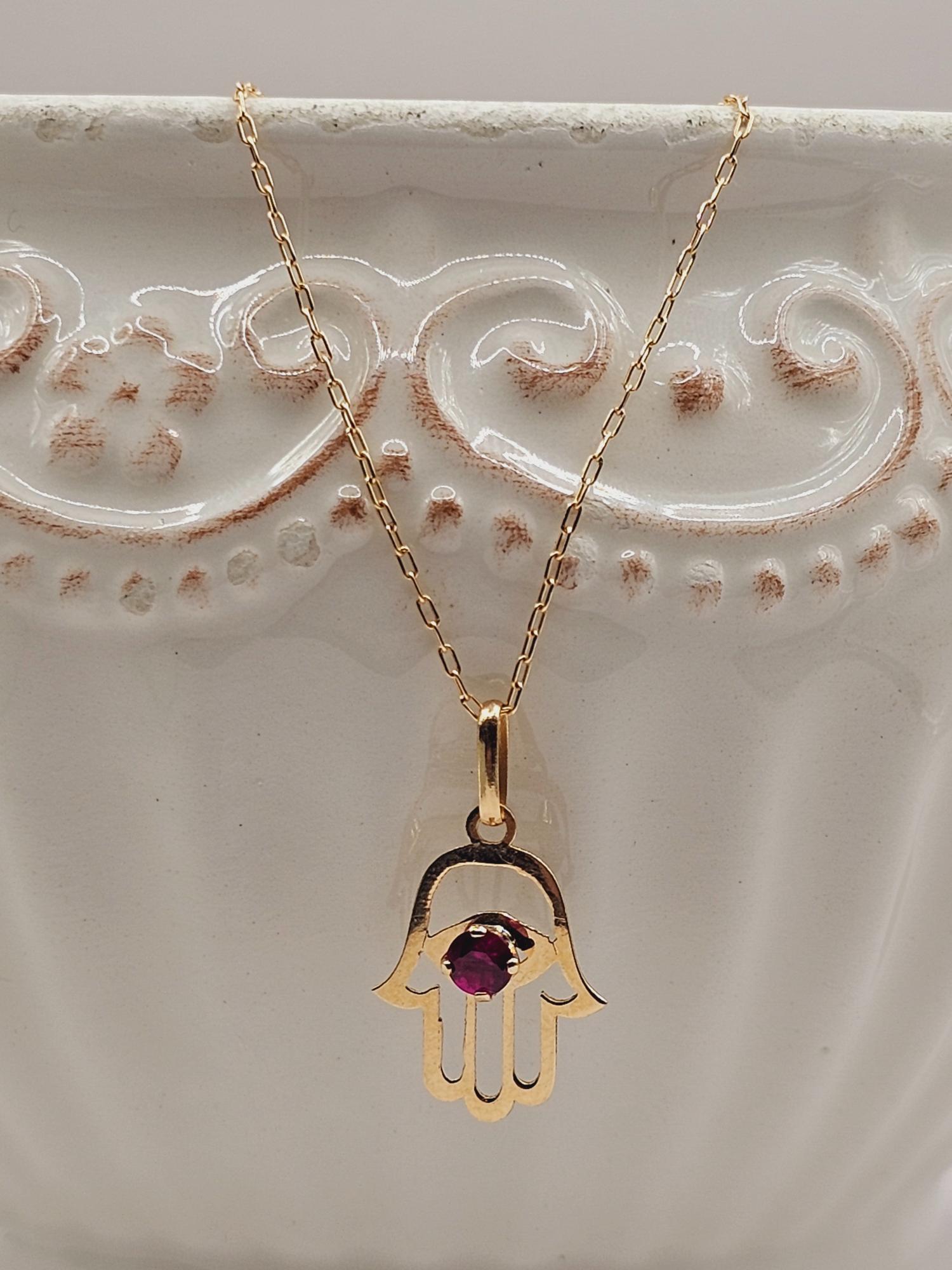 Cadena limada 50 cm y colgante mano de fátima rubí 2.7 grs Oro 18k 2