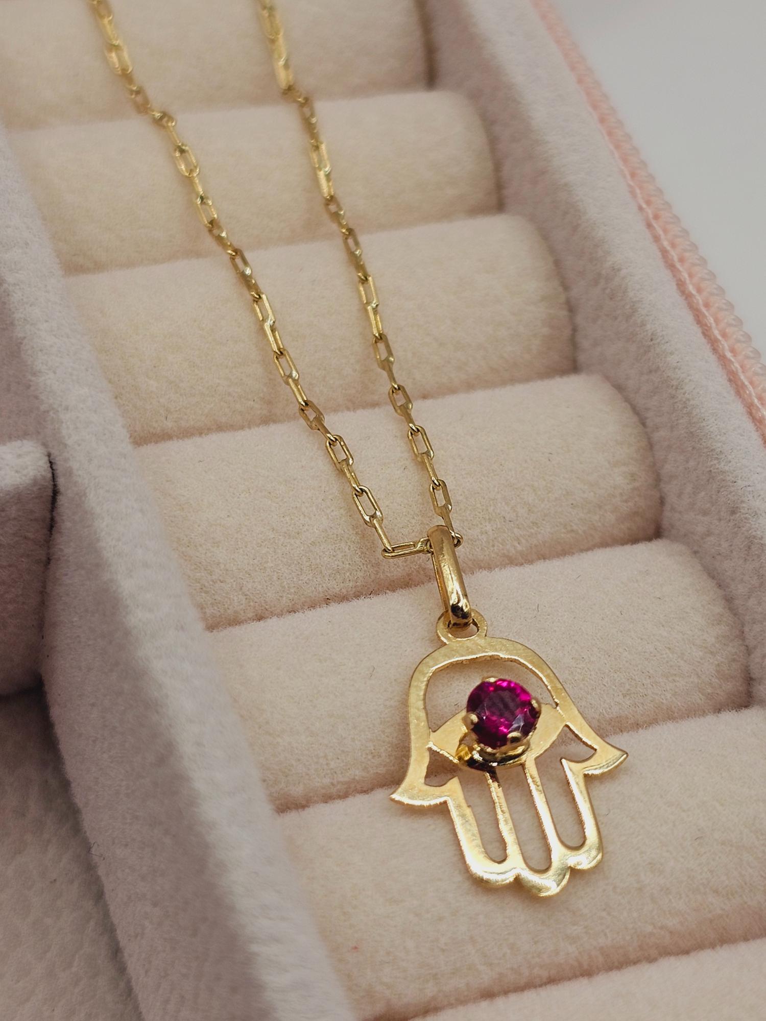 Cadena limada 50 cm y colgante mano de fátima rubí 2.7 grs Oro 18k 1