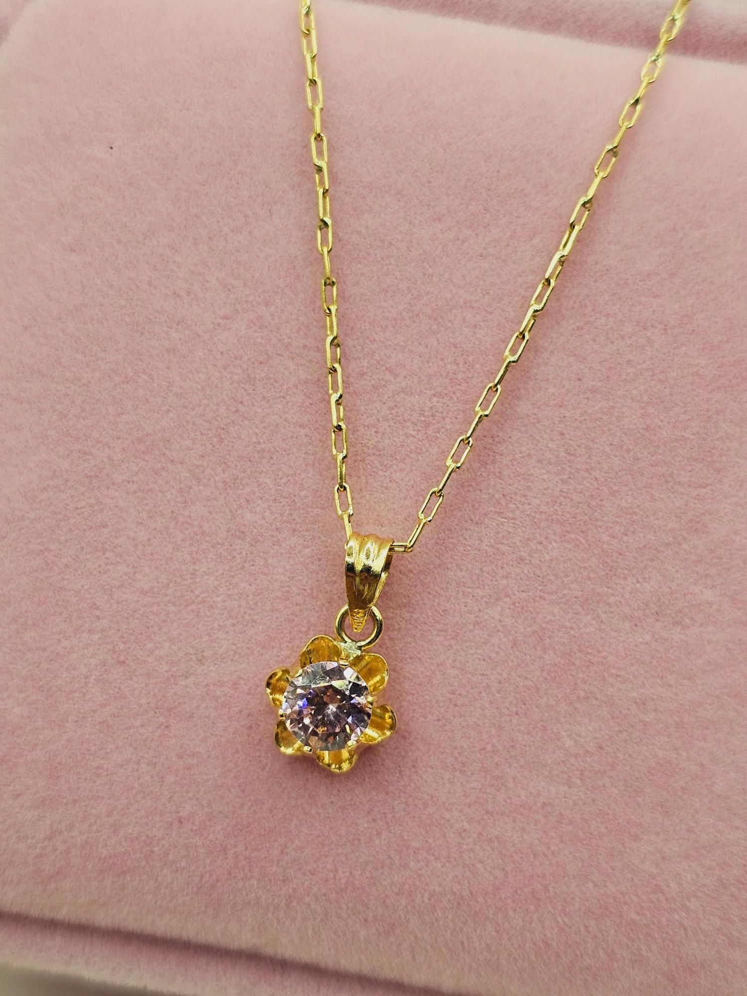 Cadena 50 cm y colgante flor rosa de francia 1.5 cm 2.8 grs Oro 18k  2