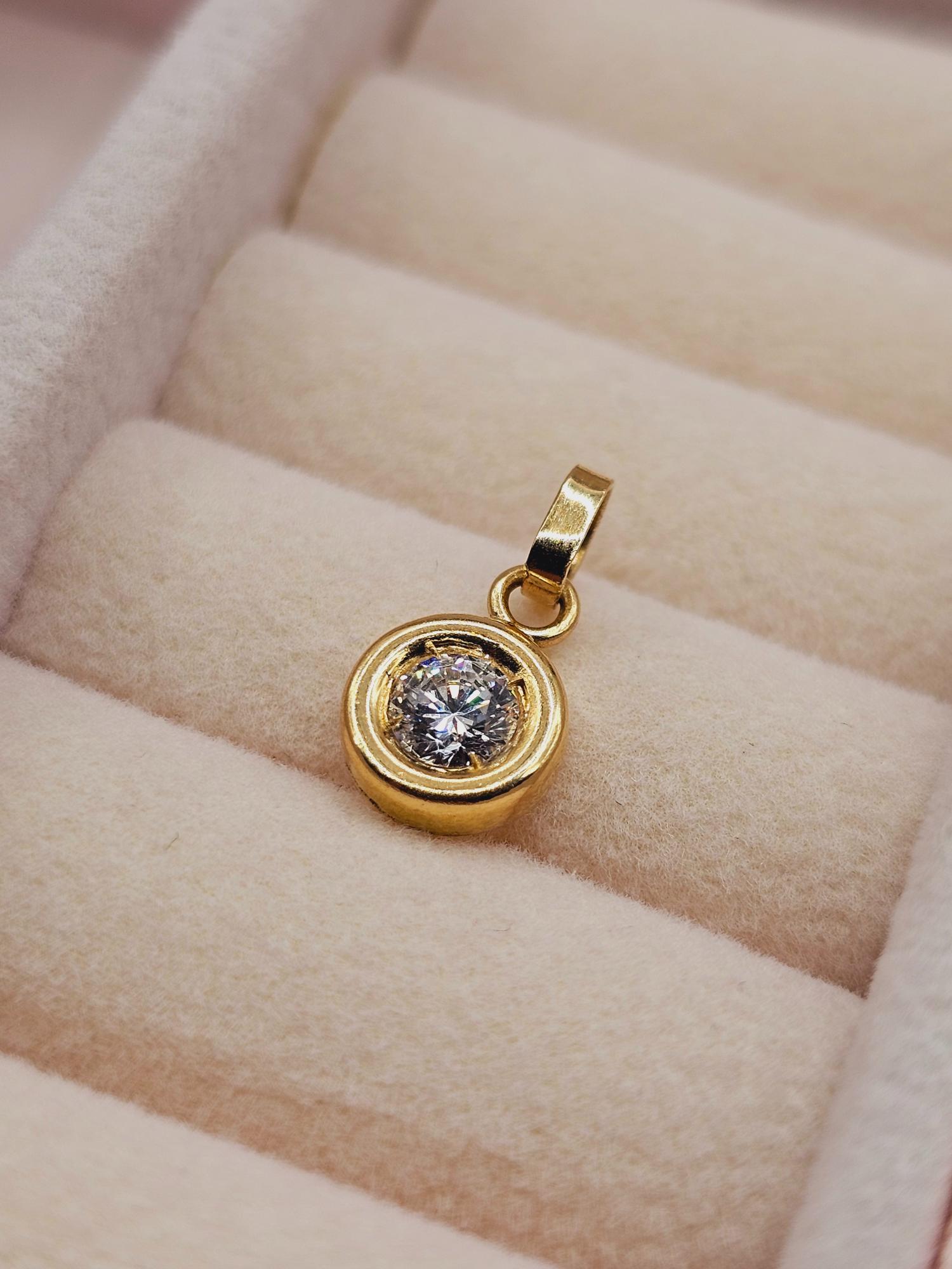 Colgante punto de luz 1.1 cm 0.7 grs Oro 18k 1