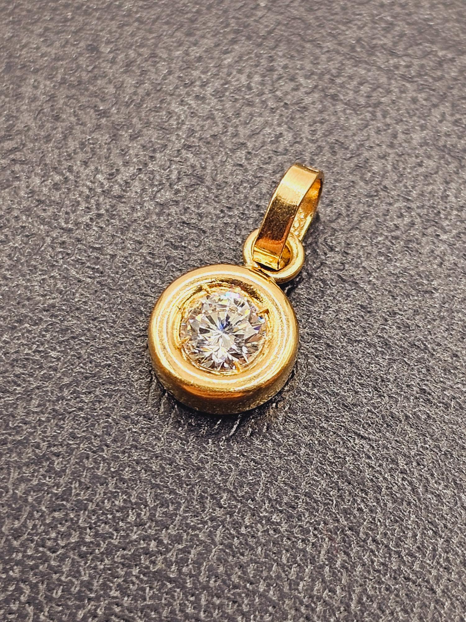 Colgante punto de luz 1.1 cm 0.7 grs Oro 18k 4