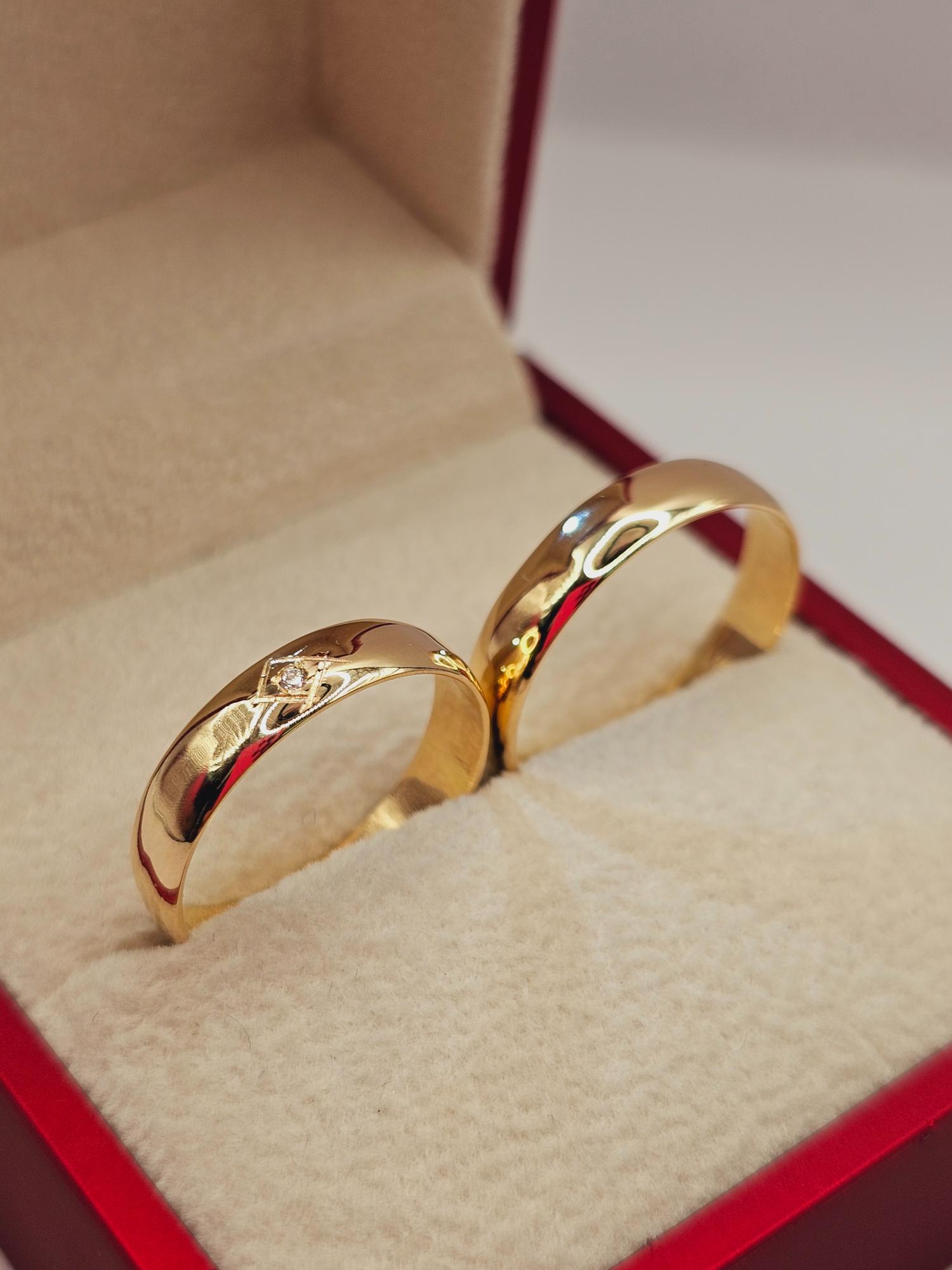 Argollas media caña con circon 4 mm 6 grs Oro 18k 3