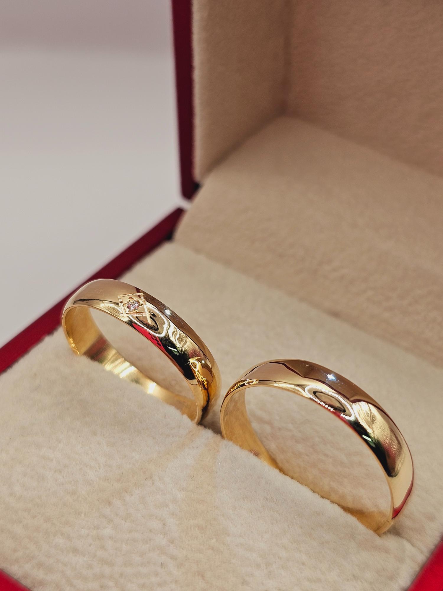 Argollas media caña con circon 4 mm 6 grs Oro 18k 1