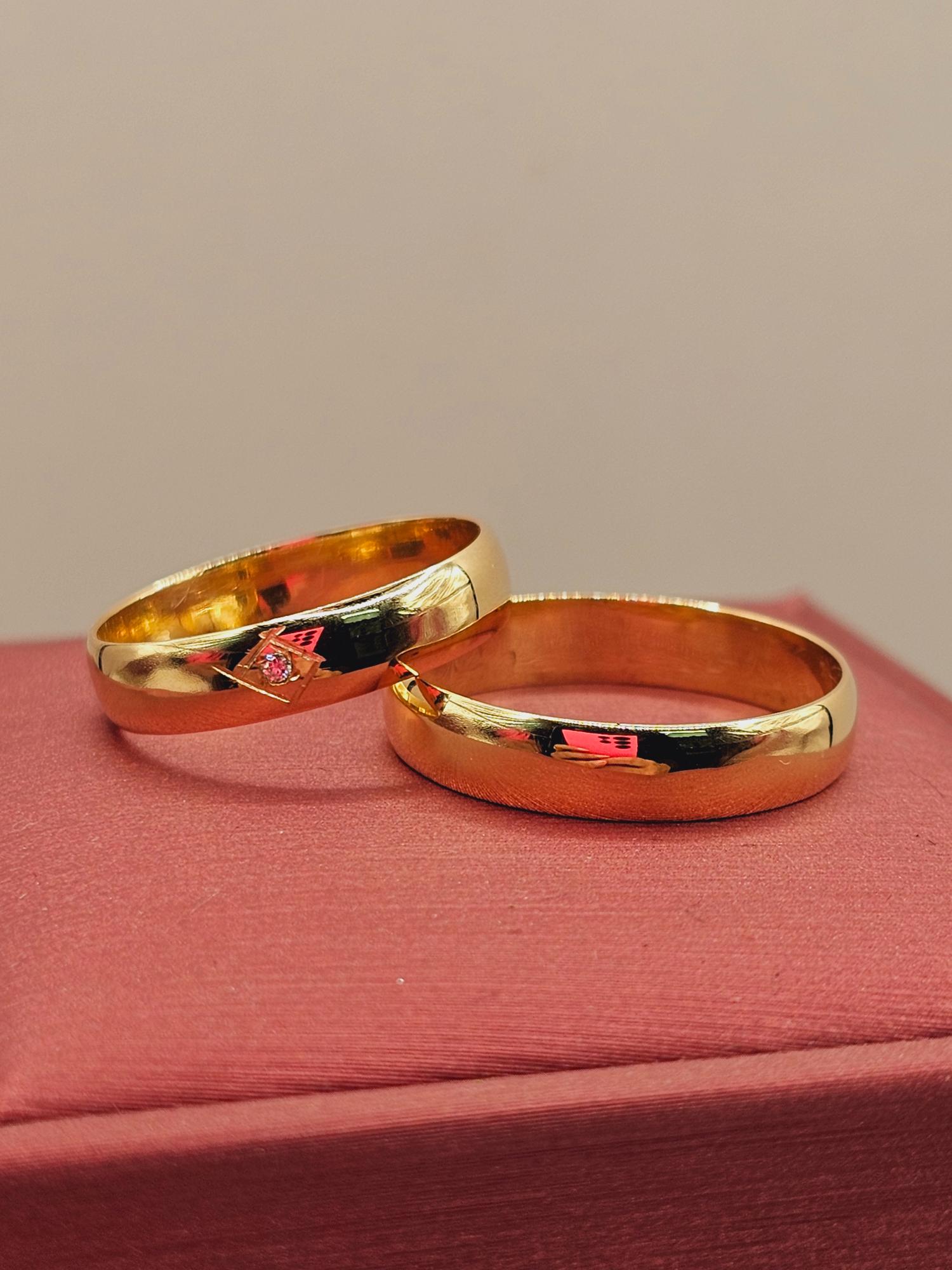 Argollas media caña con circon 4 mm 6 grs Oro 18k 5