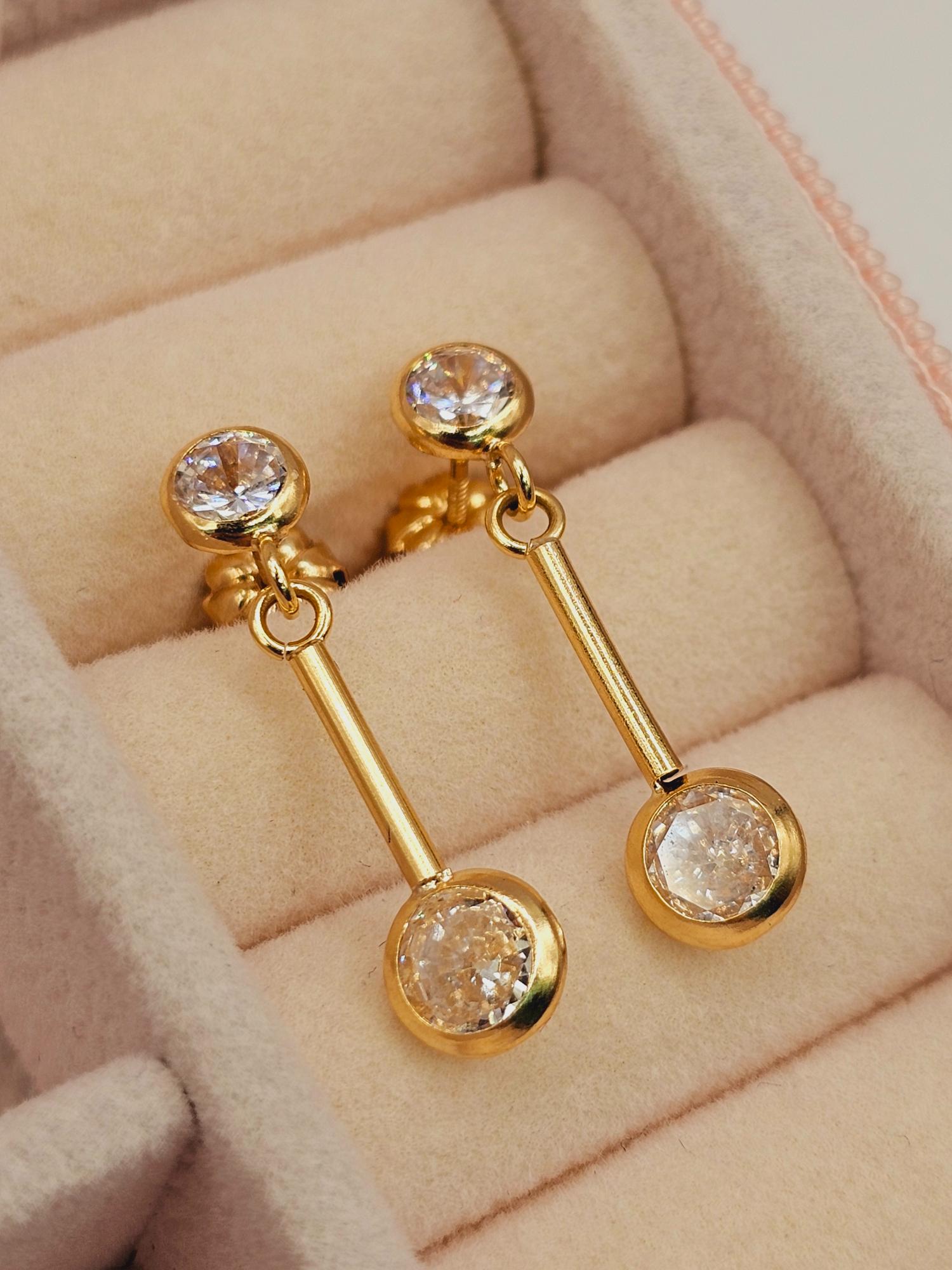 Aros colgante palito circón 2.7 cm 2 grs Oro 18k 2