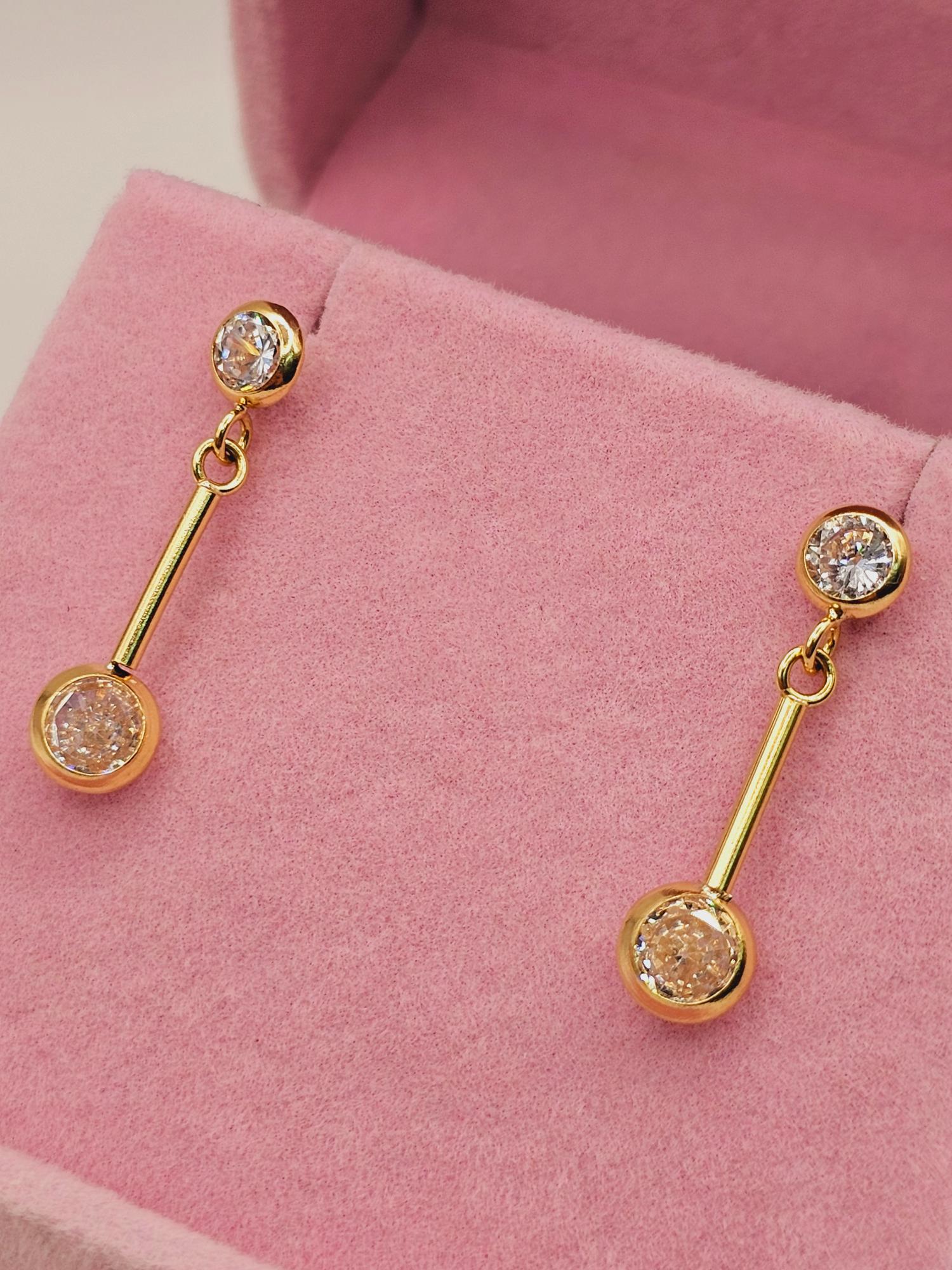 Aros colgante palito circón 2.7 cm 2 grs Oro 18k 3