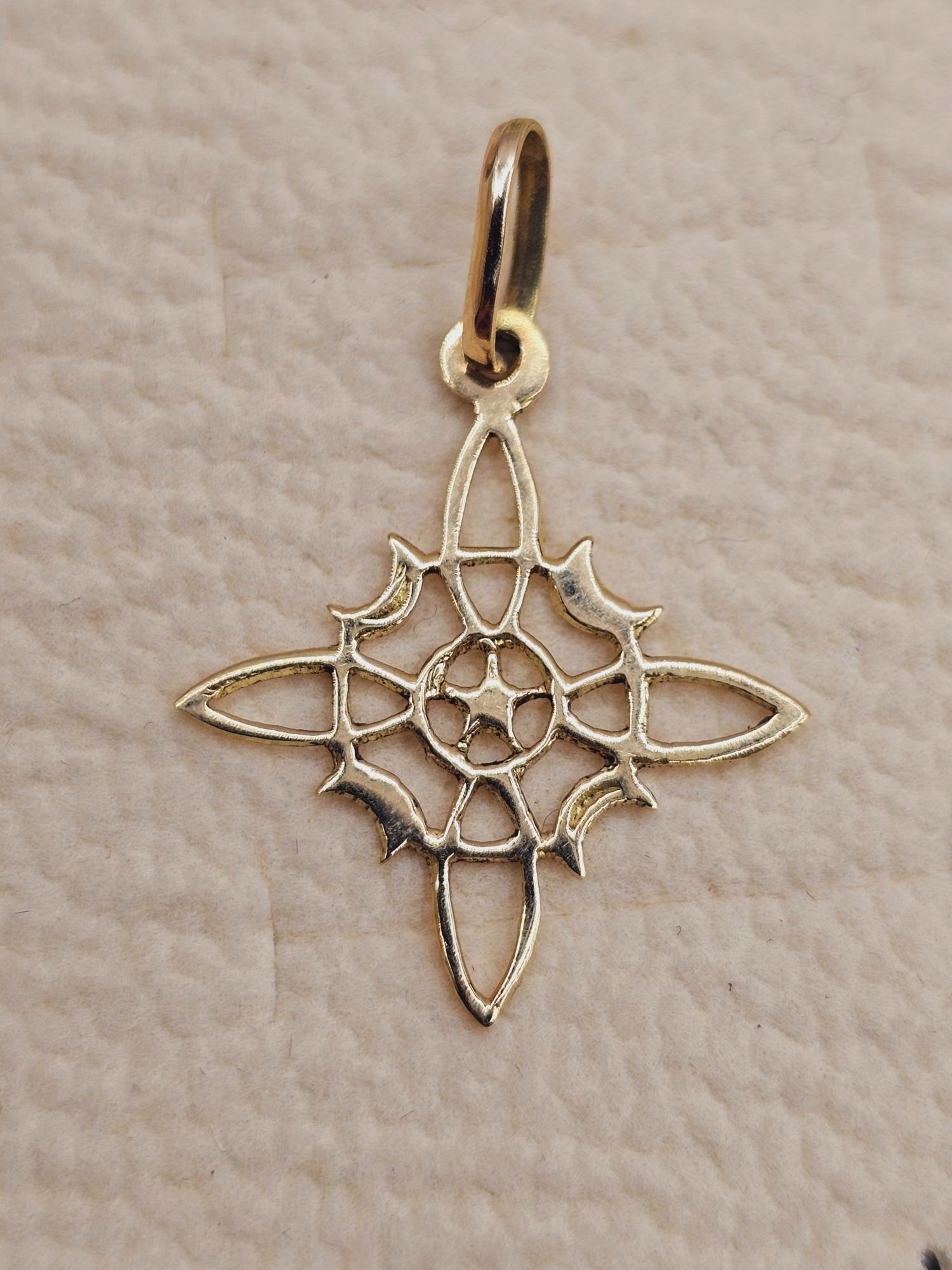 Colgante nudo de bruja 2.1 cm 1.1 grs Oro 18k 3