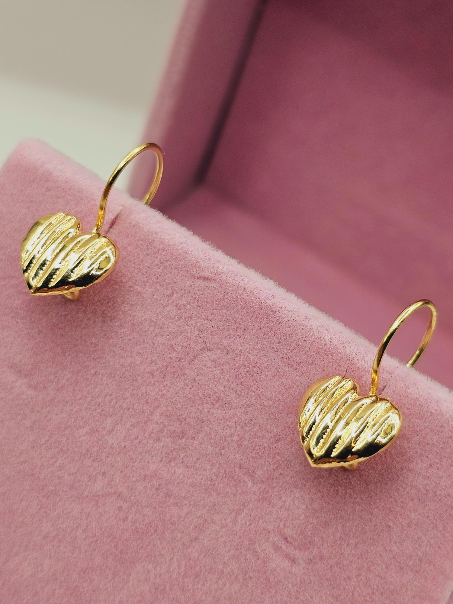 Aros corazón tallado con gancho 2 cm 1.2 grs Oro 18k 3