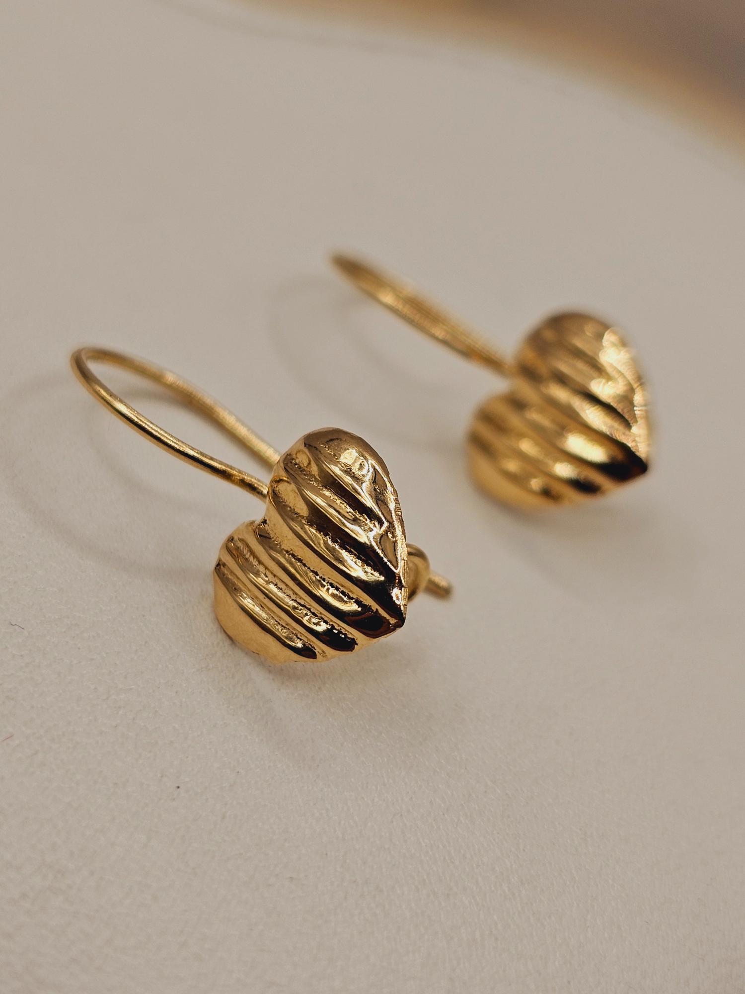 Aros corazón tallado con gancho 2 cm 1.2 grs Oro 18k 2