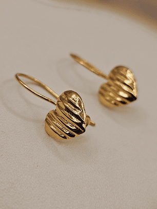 Aros corazón tallado con gancho 2 cm 1.2 grs Oro 18k