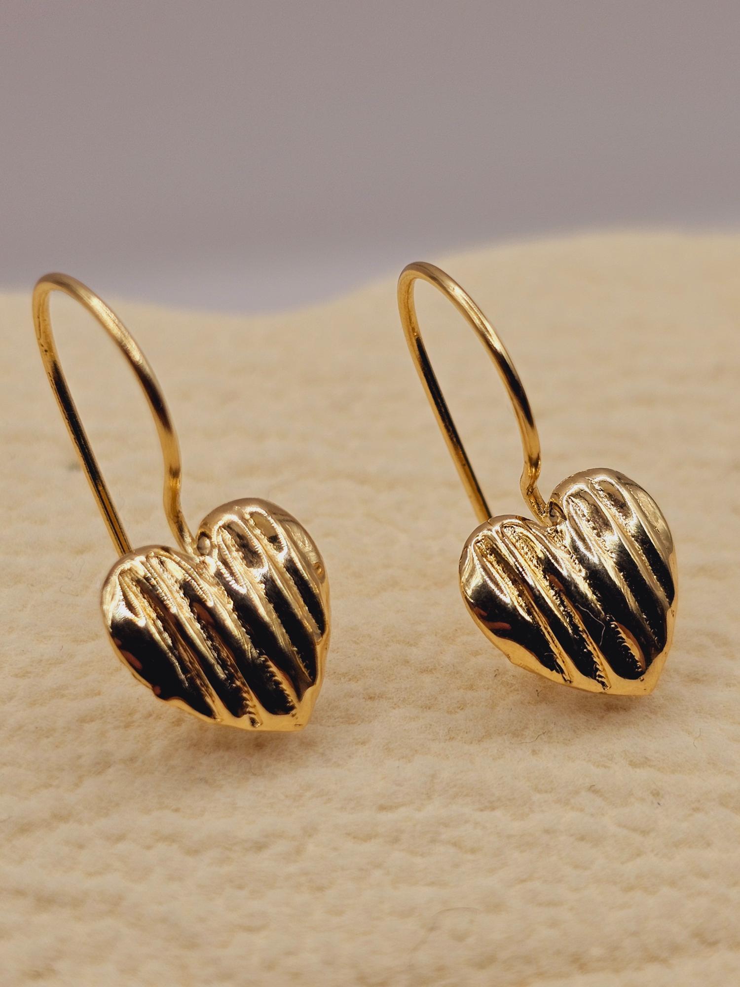 Aros corazón tallado con gancho 2 cm 1.2 grs Oro 18k 4