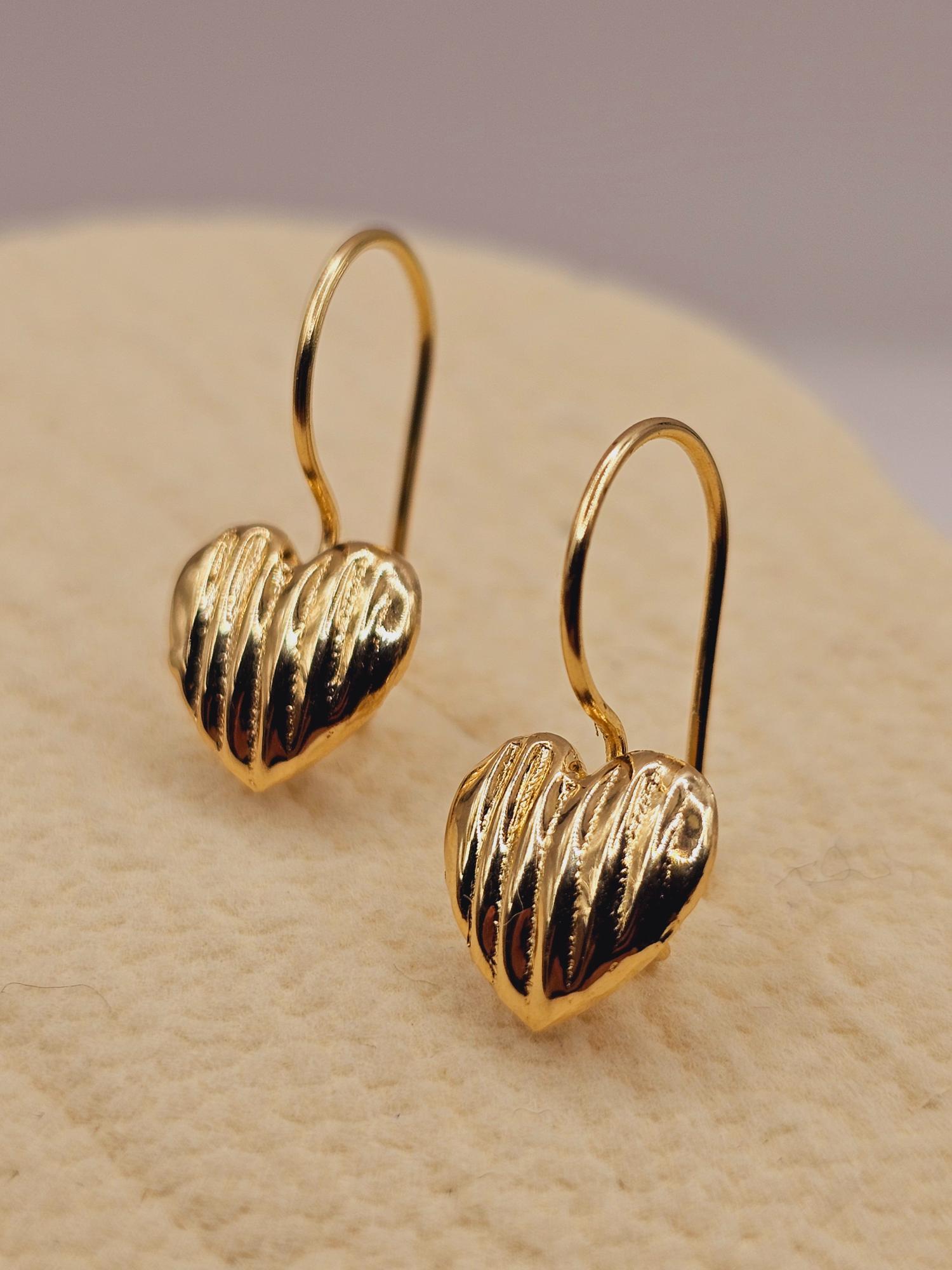 Aros corazón tallado con gancho 2 cm 1.2 grs Oro 18k 5