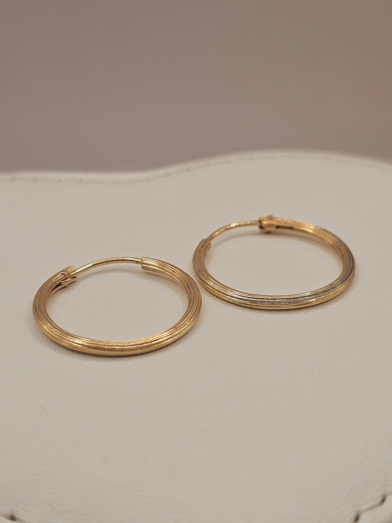 Aros argolla tallada 2 cm 1.7 grs Oro 18k 4