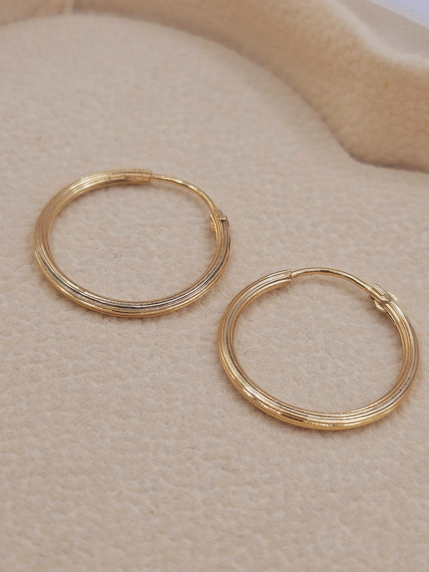 Aros argolla tallada 2 cm 1.7 grs Oro 18k 2